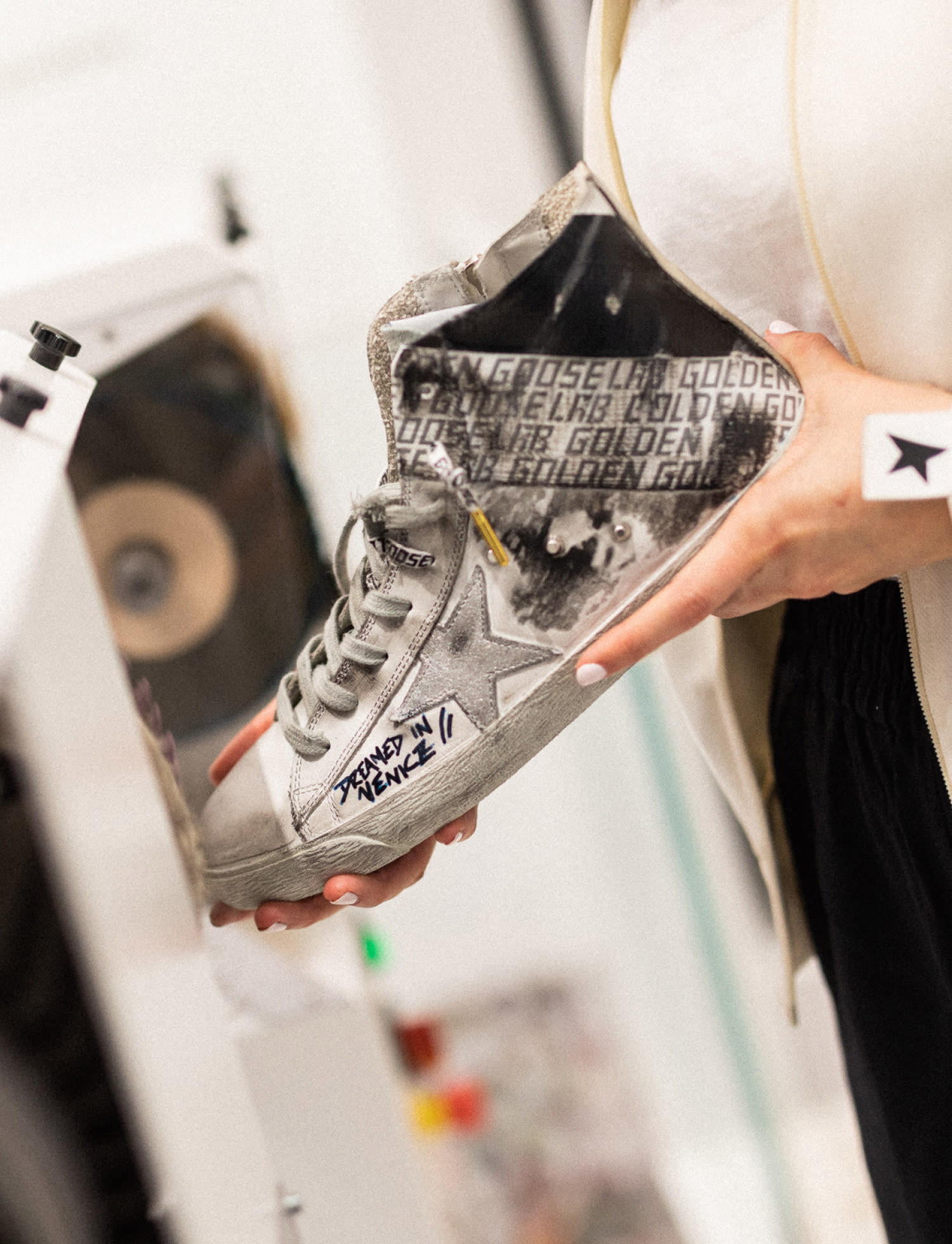 POURQUOI LES SNEAKERS GOLDEN GOOSE SEMBLENT-ELLES USÉES ? POURQUOI LES SNEAKERS GOLDEN GOOSE SEMBLENT-ELLES USÉES ?