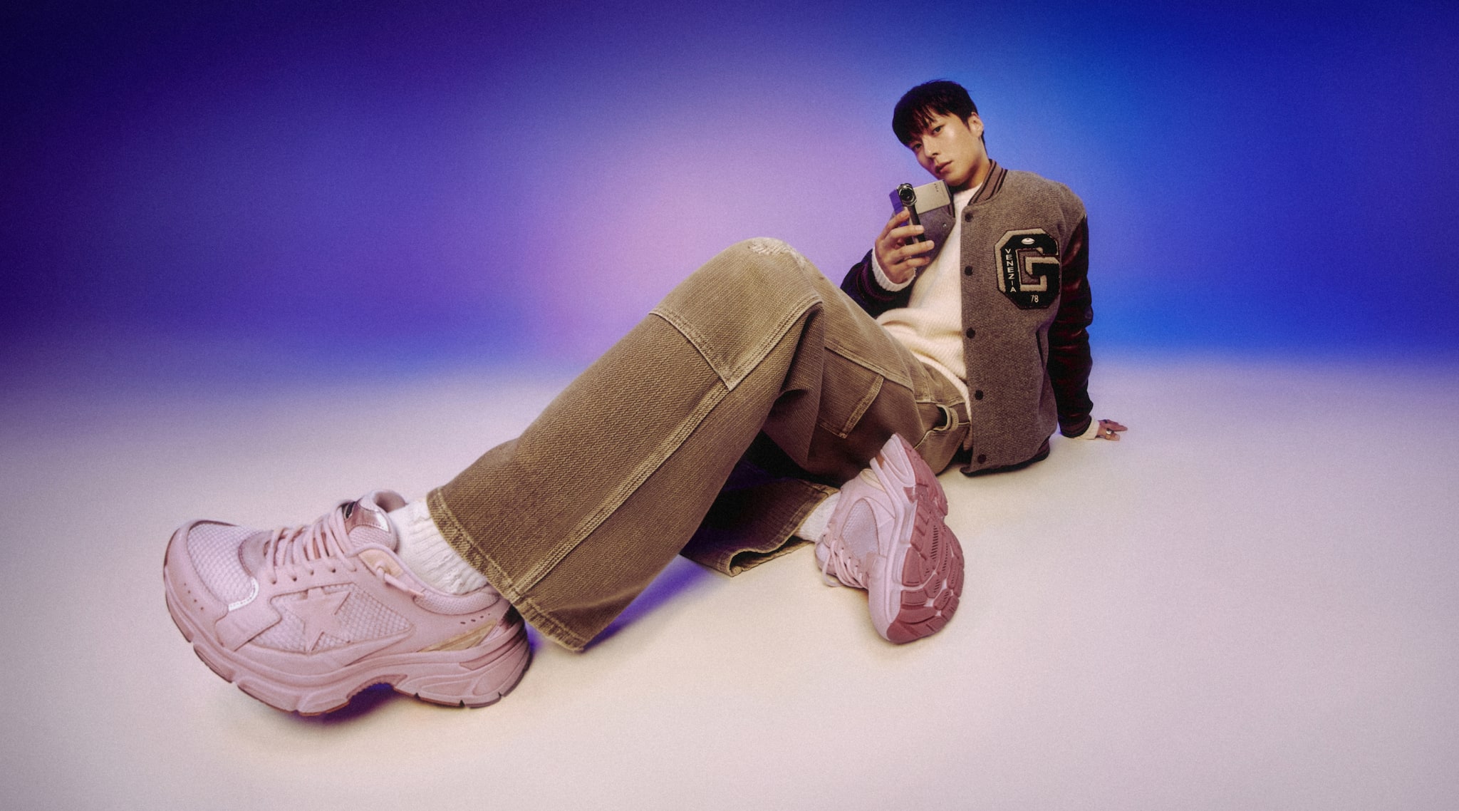 Multidimensional artist Jang Ki-Yong wearing pink lightstar sneakers