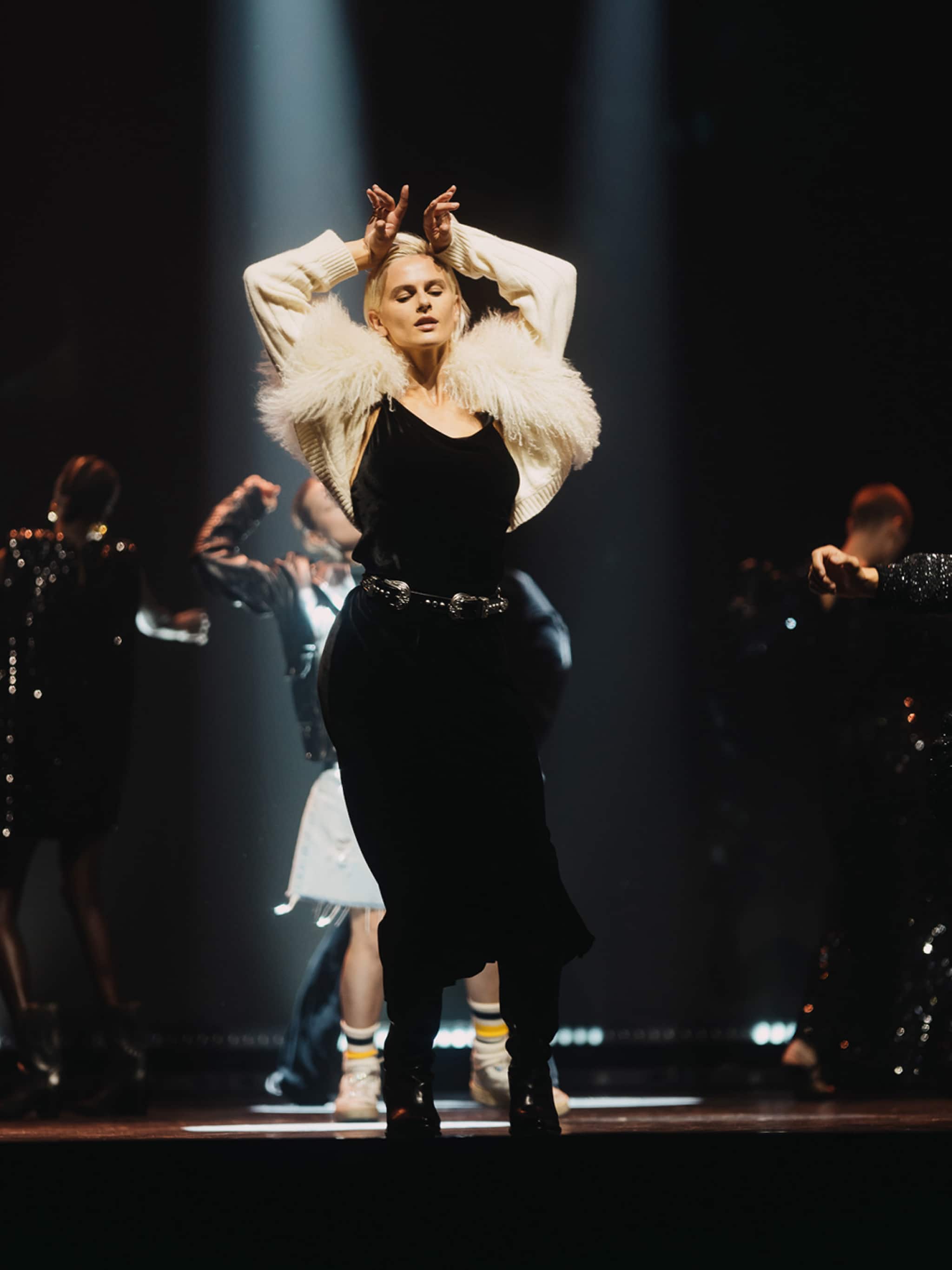 female-dancer-performing-on-stage