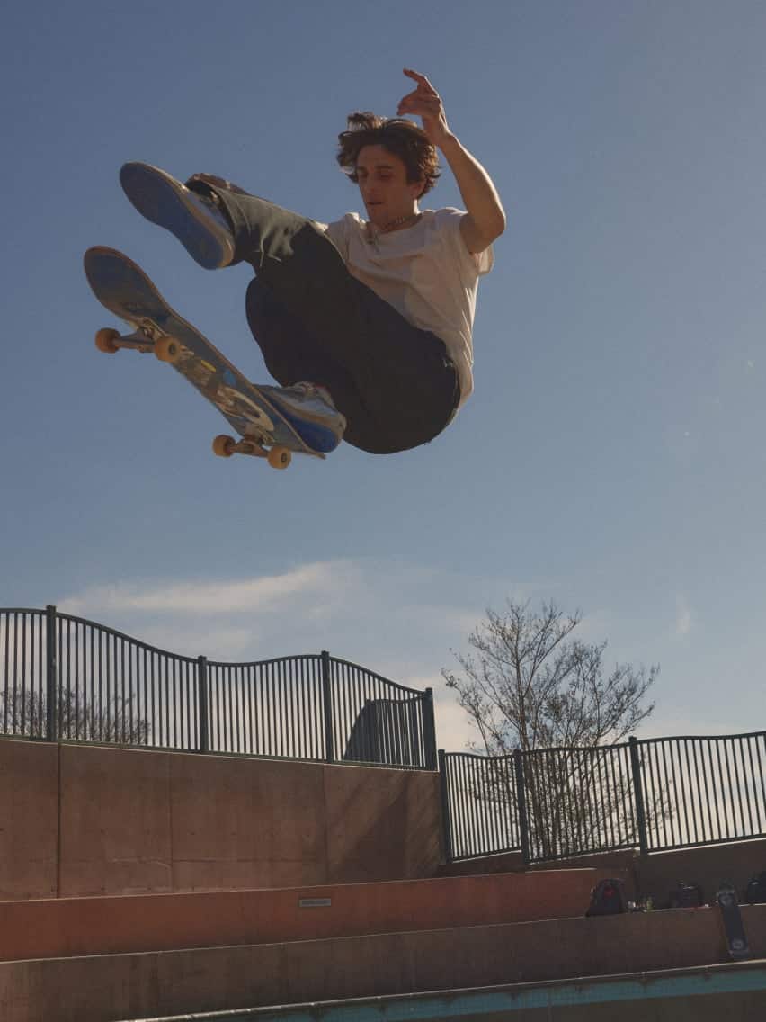 skater-cory-juneau-stunting-in-mid-air-on-a-skatebord-in-a-skatepark