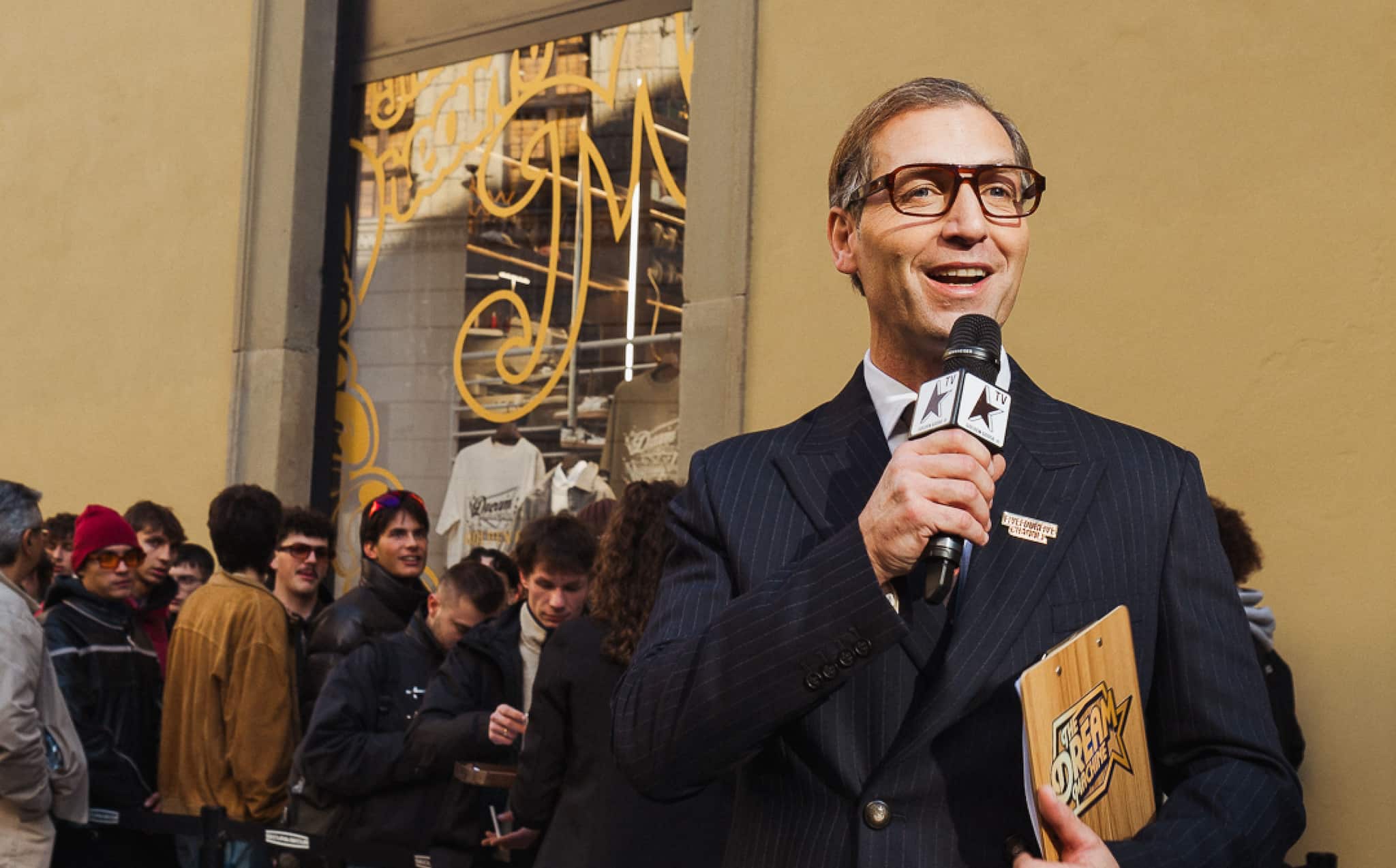 presenter-of-the-wheel-of-fortune-talks-to-people
