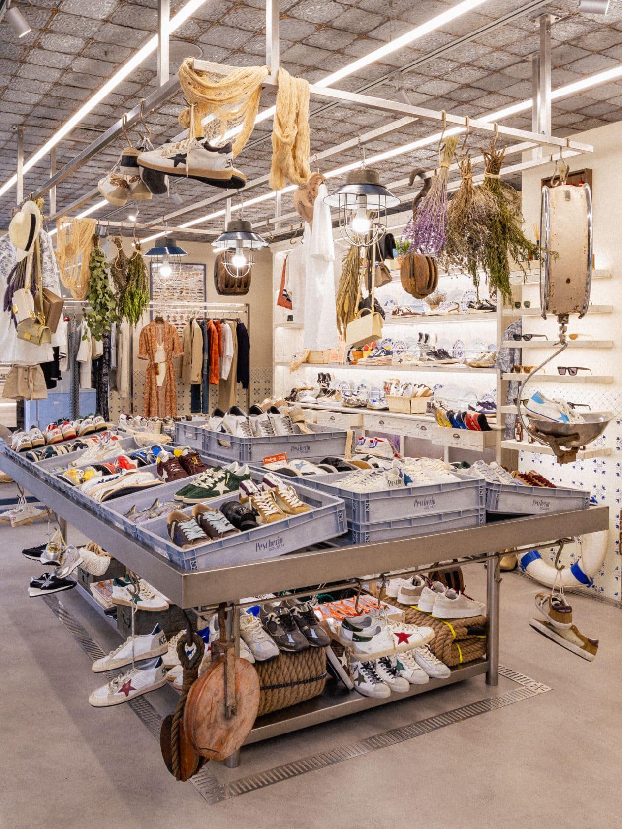 internal-view-of-pescheria-store