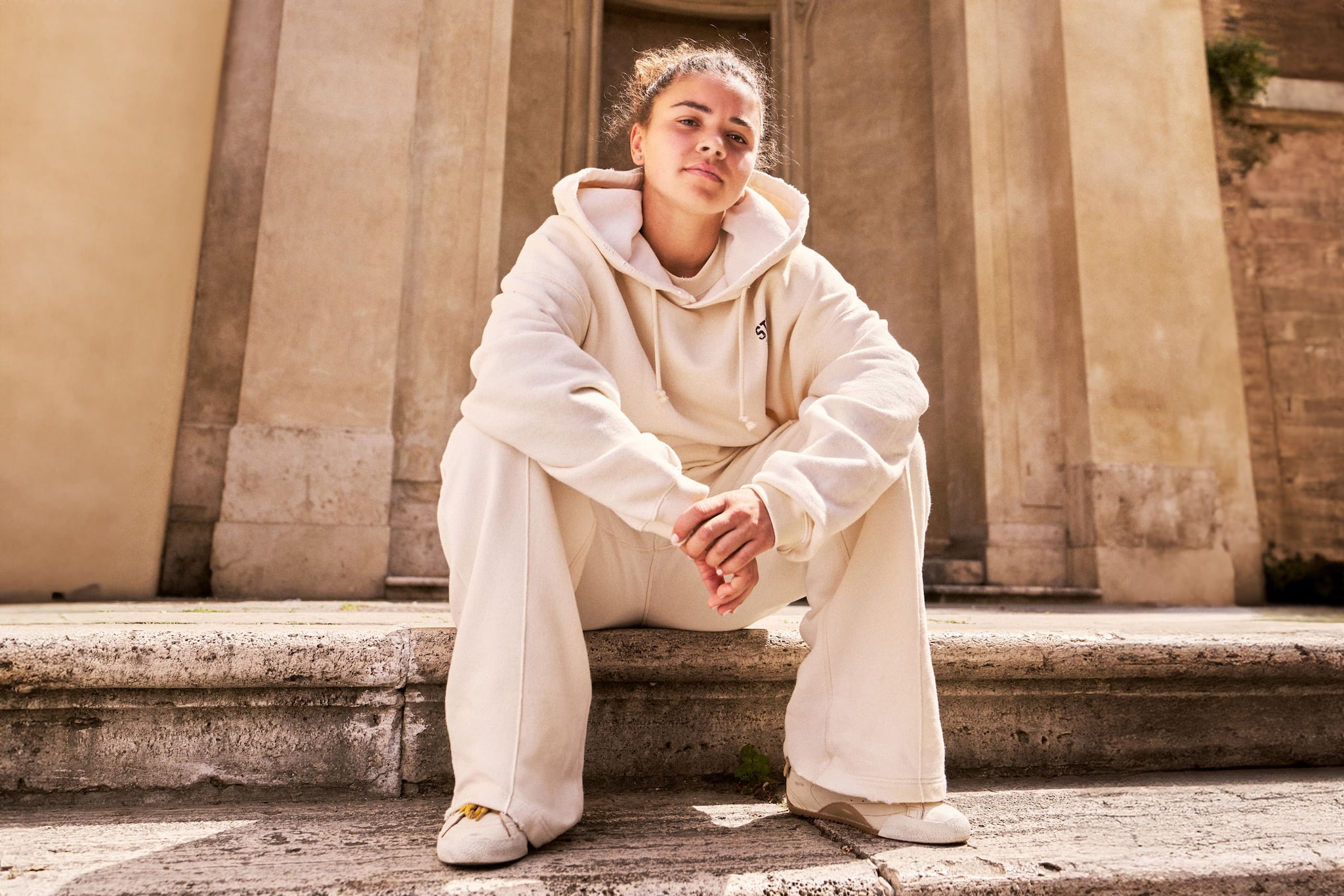 jasmine-paolini-female-tennis-player-in-white-outfit-on-clay-court