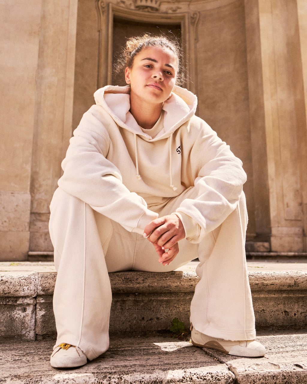 jasmine-paolini-female-tennis-player-in-white-outfit-on-clay-court