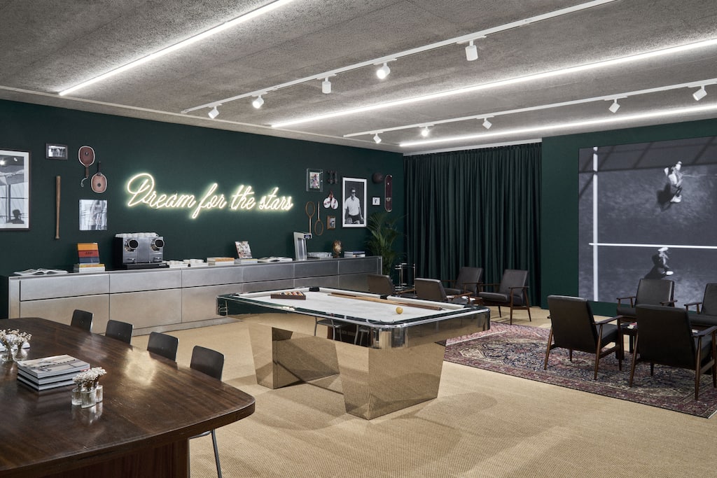 golden-goose-arena-lunge