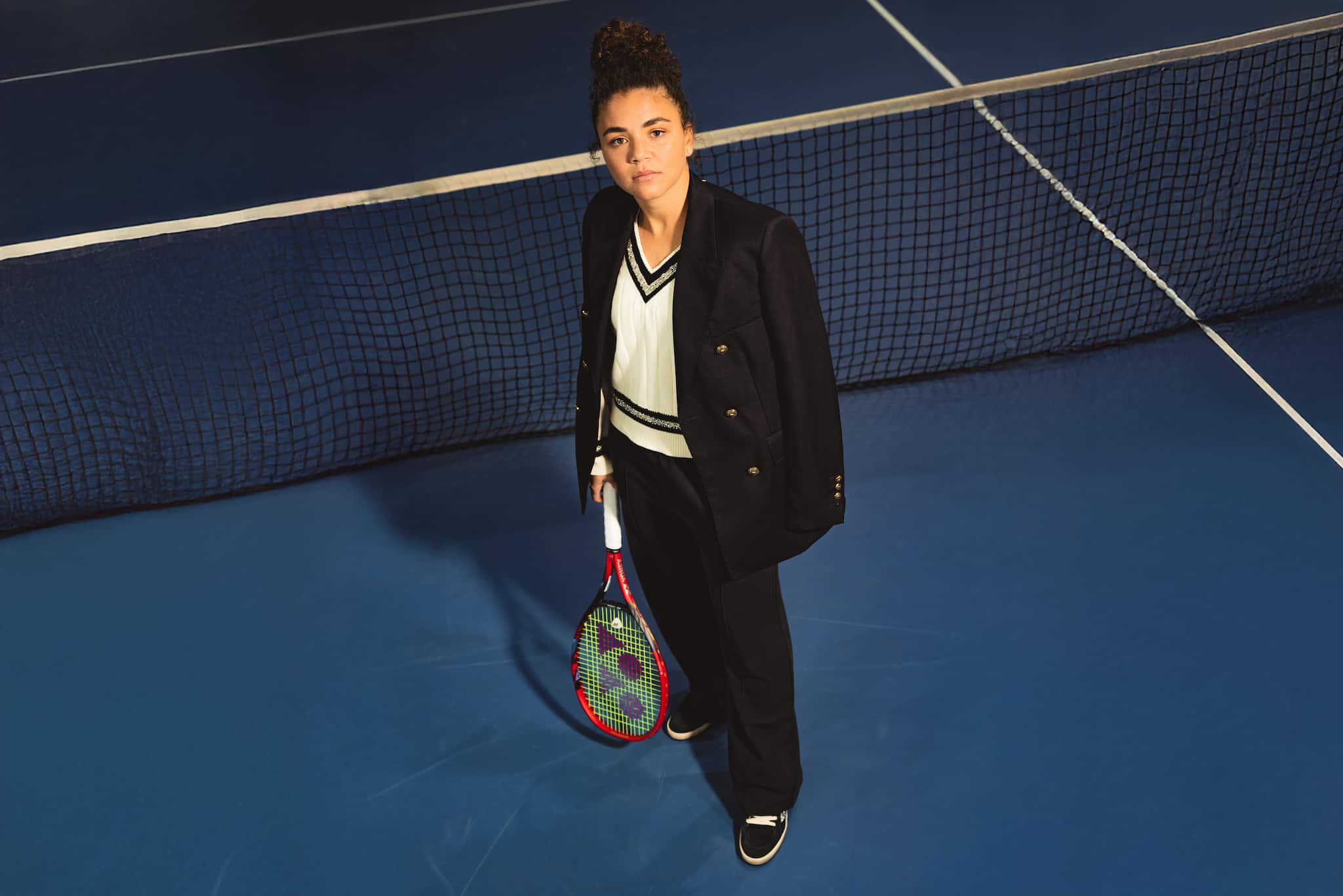 jasmine-paolini-female-tennis-player-in-white-outfit-on-clay-court