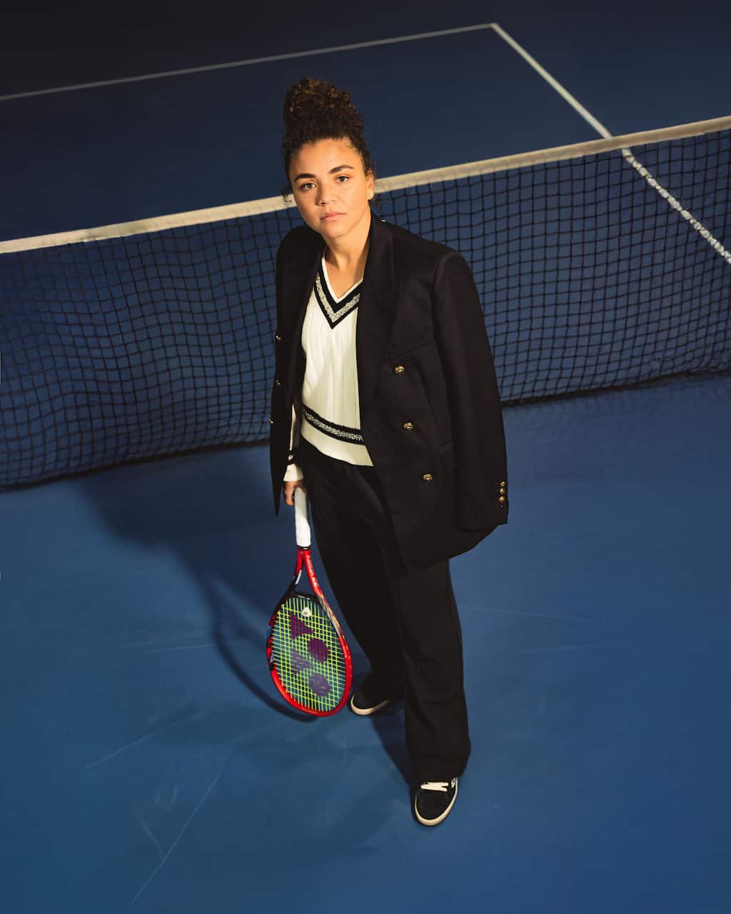 jasmine-paolini-female-tennis-player-in-white-outfit-on-clay-court