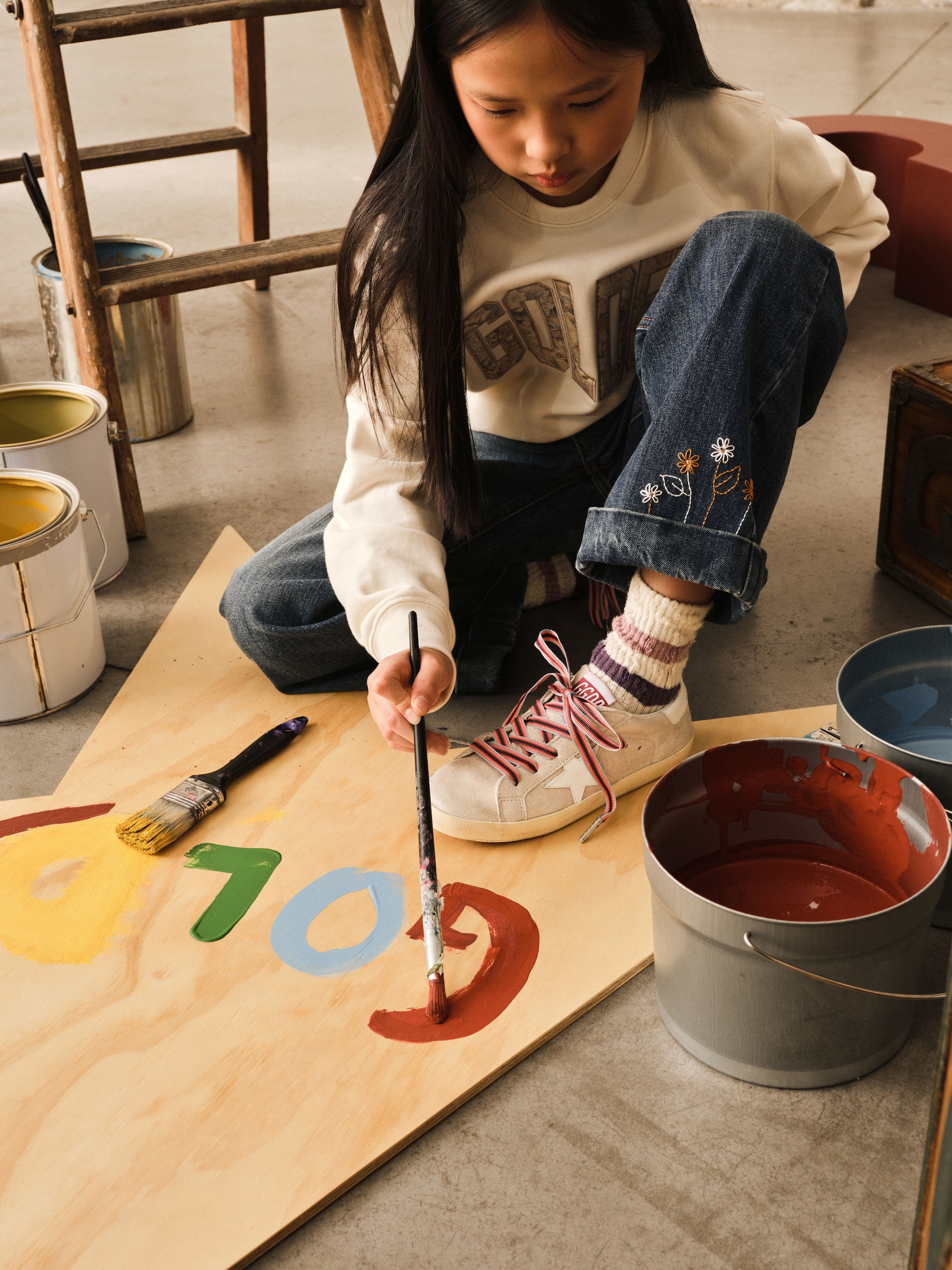 girl-drawing-on-the-floor-on-a-paper