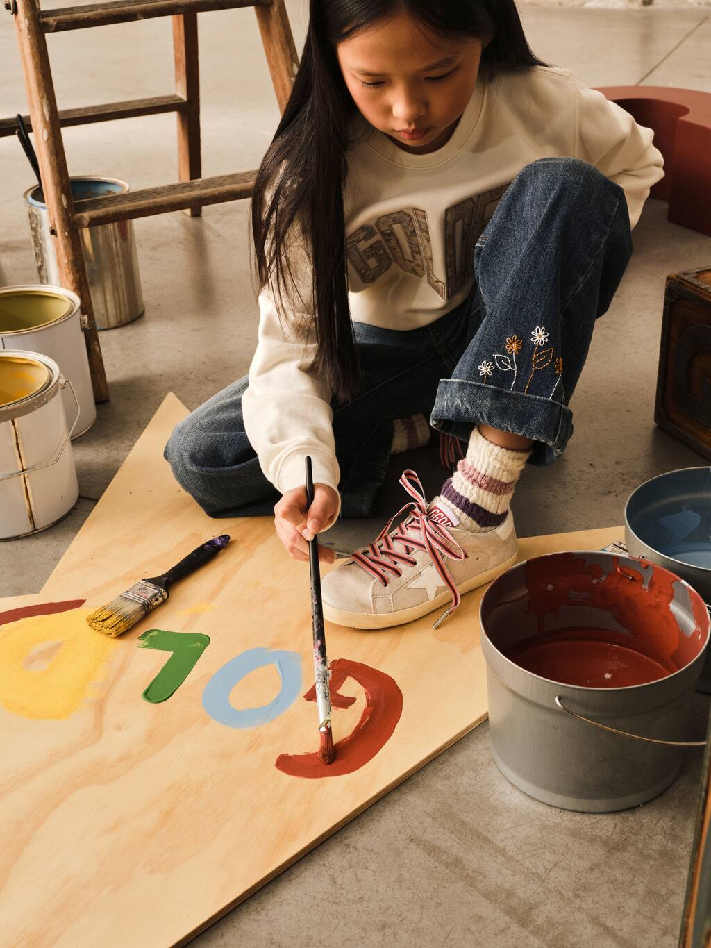 girl-drawing-on-the-floor-on-a-paper