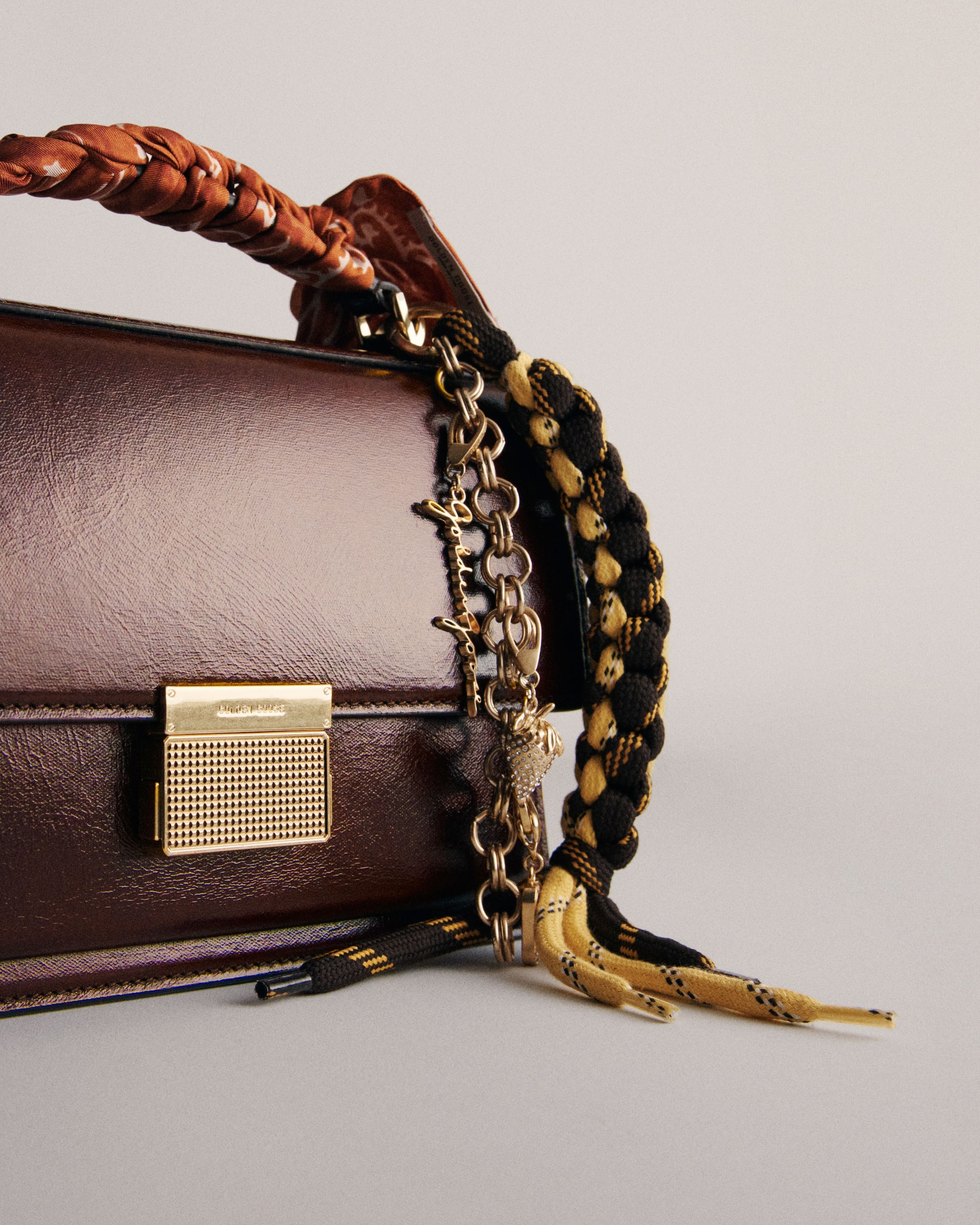 female-model-with-silver-mini-venezia-bag