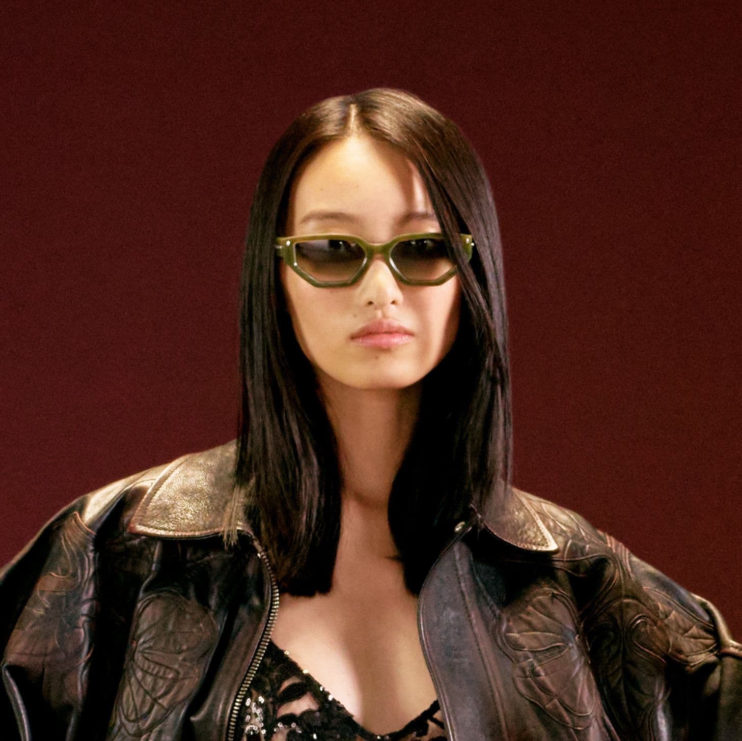 female-model-wearing-white-sweater