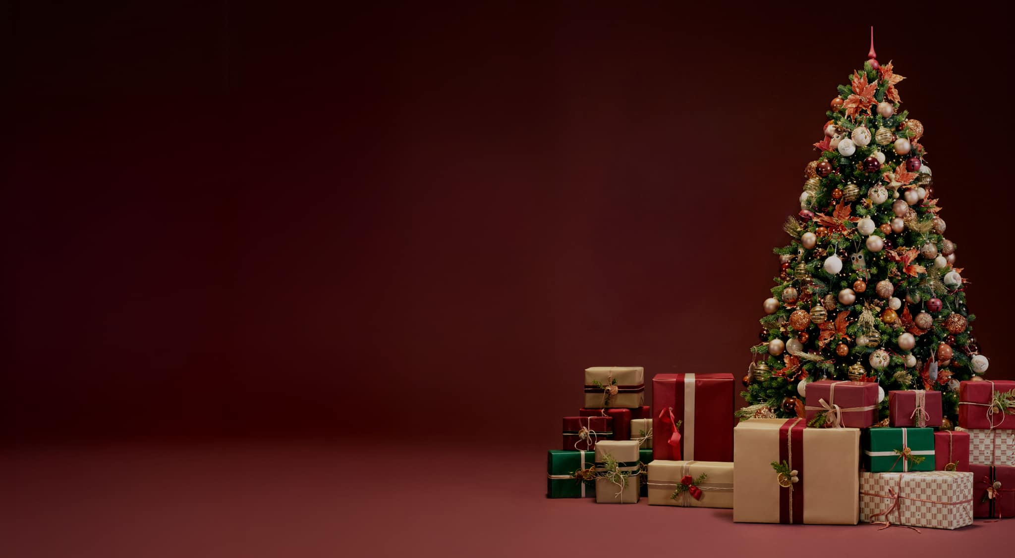 backgroud-bordeaux-with-christmas-tree-and-gifts