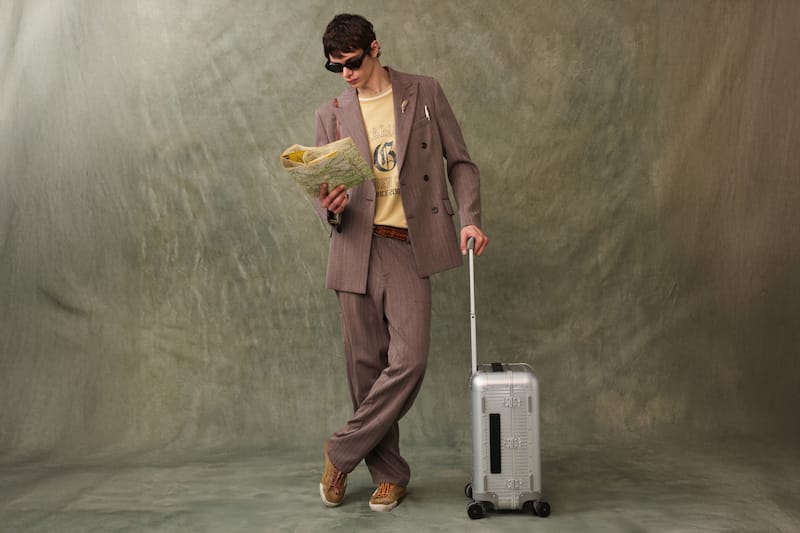 Tailored-travel-look-with-vintage-map