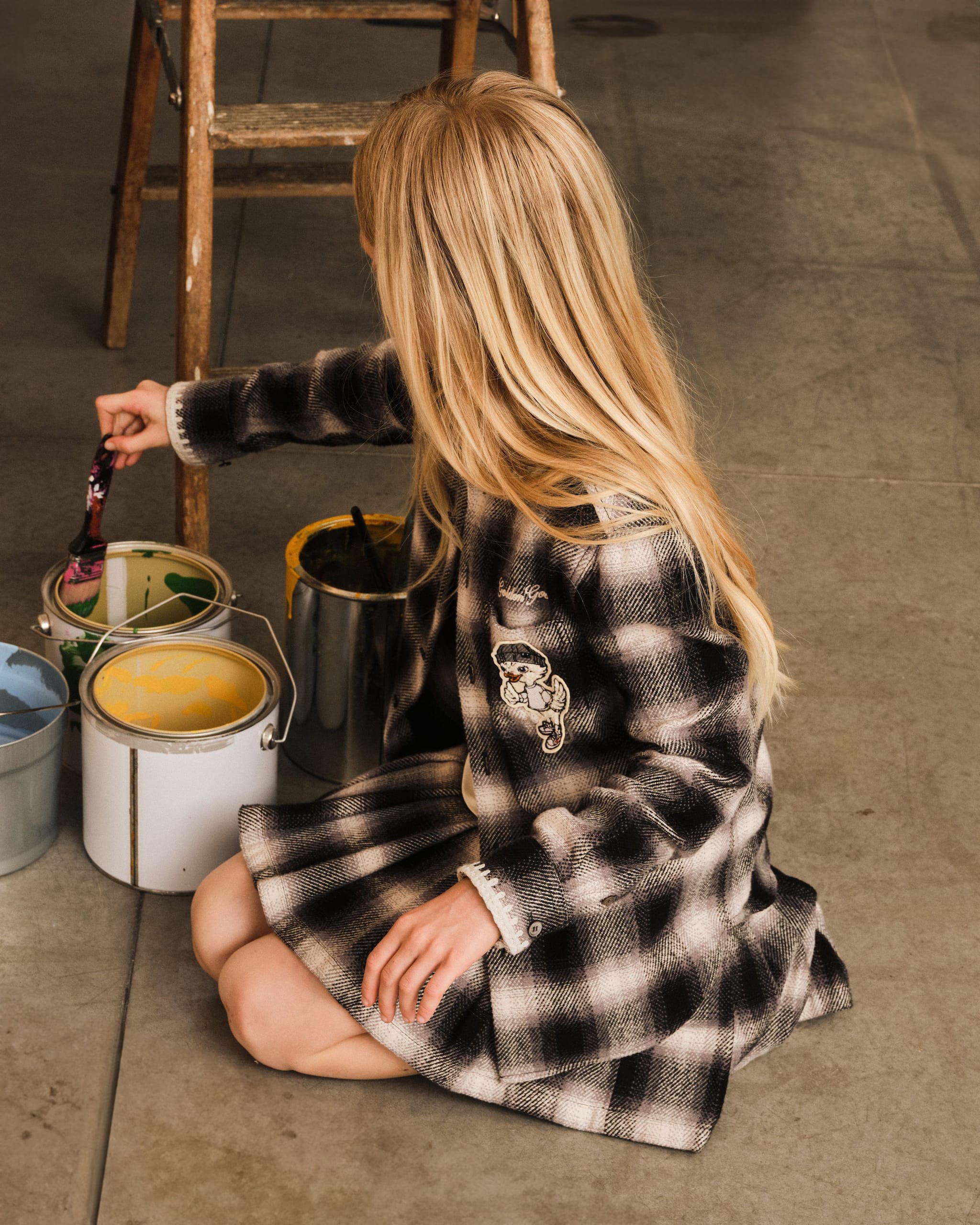 girl-paint-on-the-floor