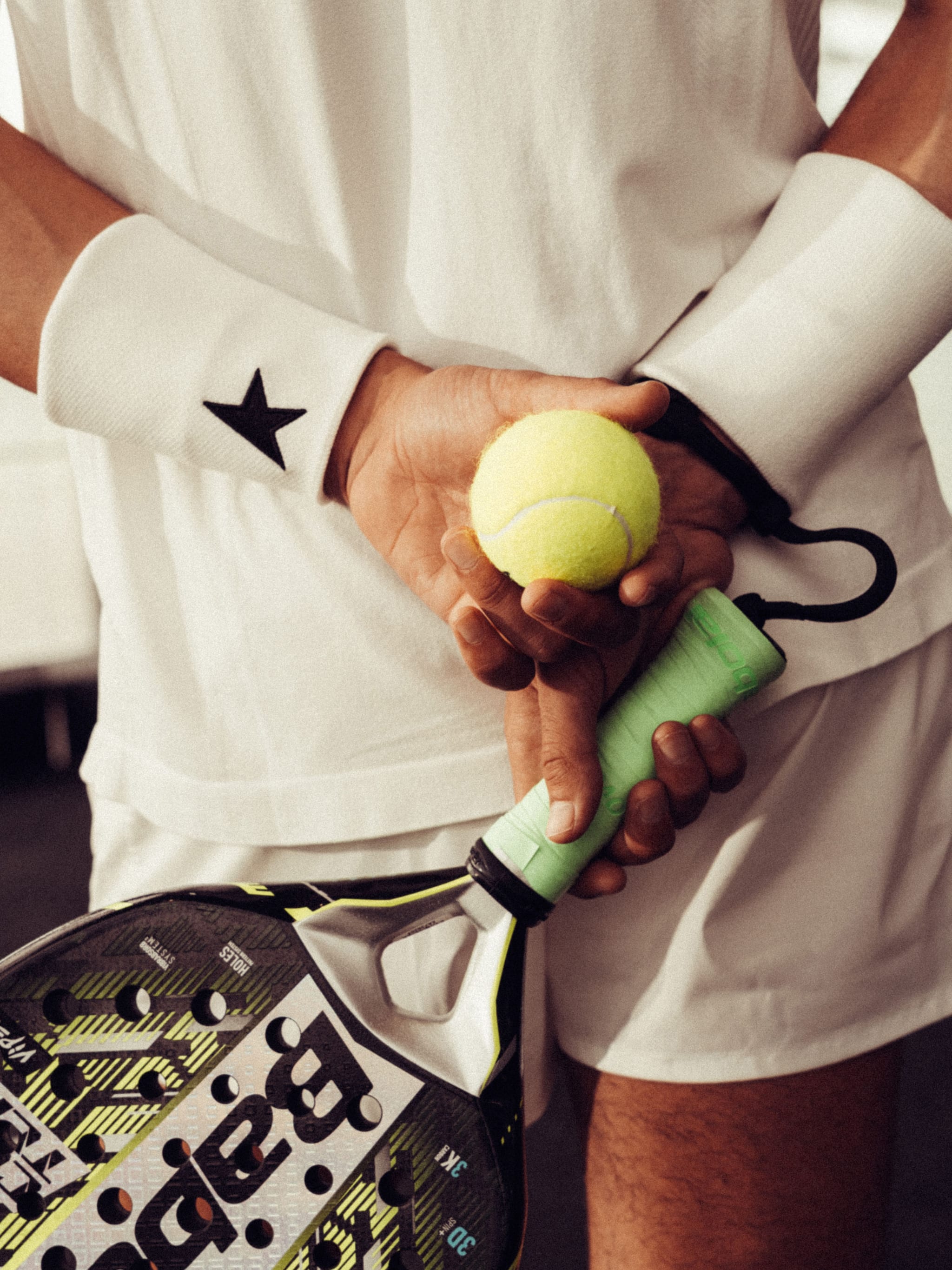zoom-on-a-padel-player-hands