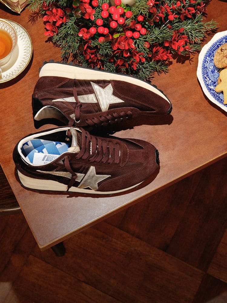 kids-with-christmas-gifts-in-front-of-a-christmas-tree