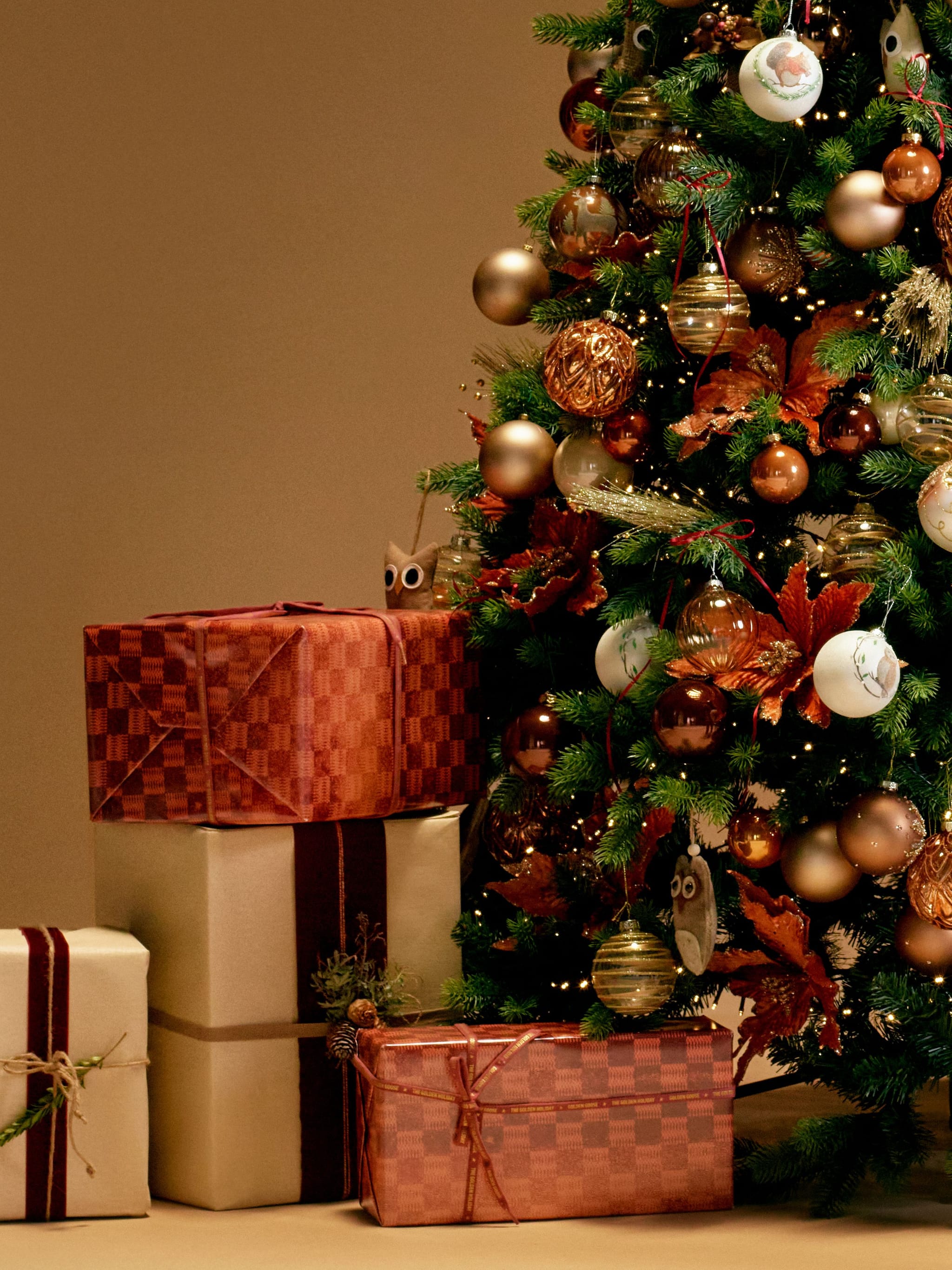 gift-packs-and-christmas-tree