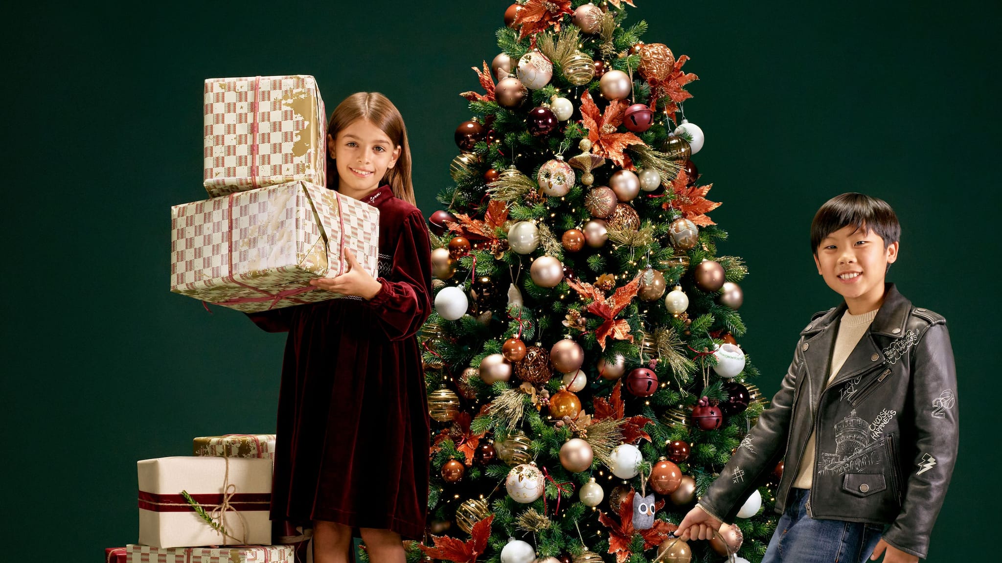 kids-with-christmas-gifts-in-front-of-a-christmas-tree