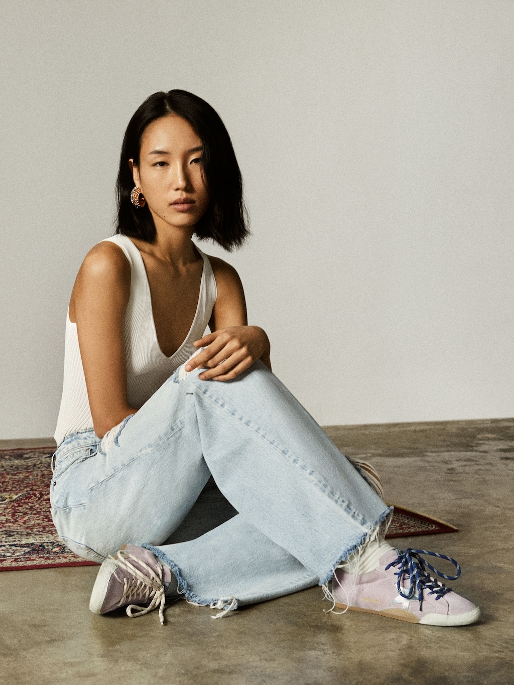 female-model-sitting-on-the-ground