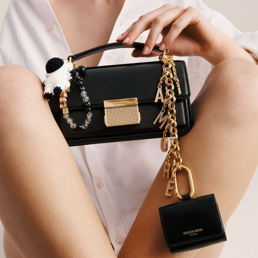 groupage-of-accessories-hat-sunglasses-and-bags