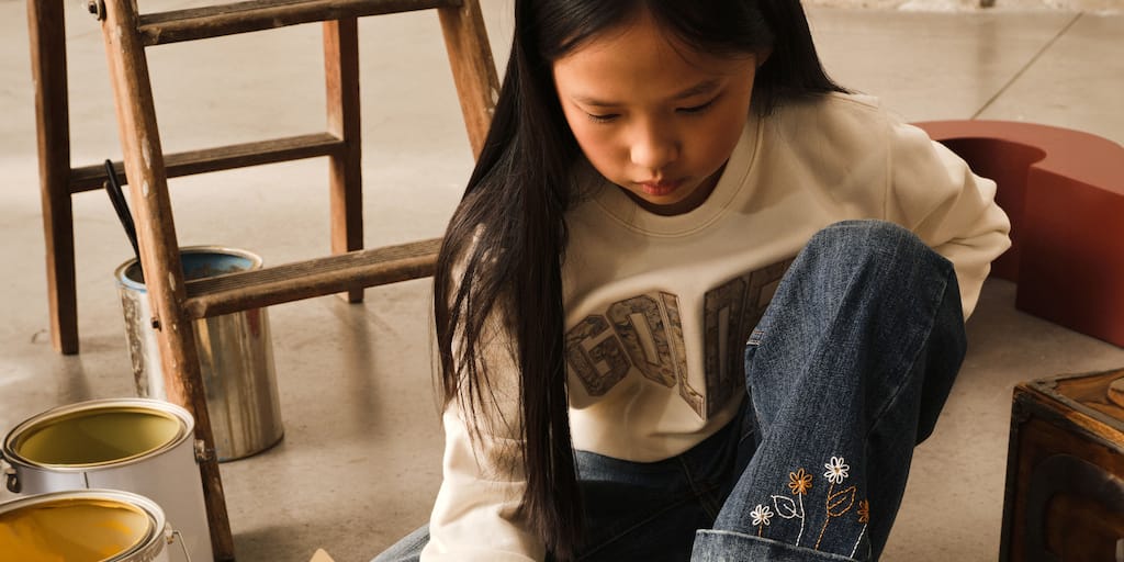 girls-paint-a-wooden-star