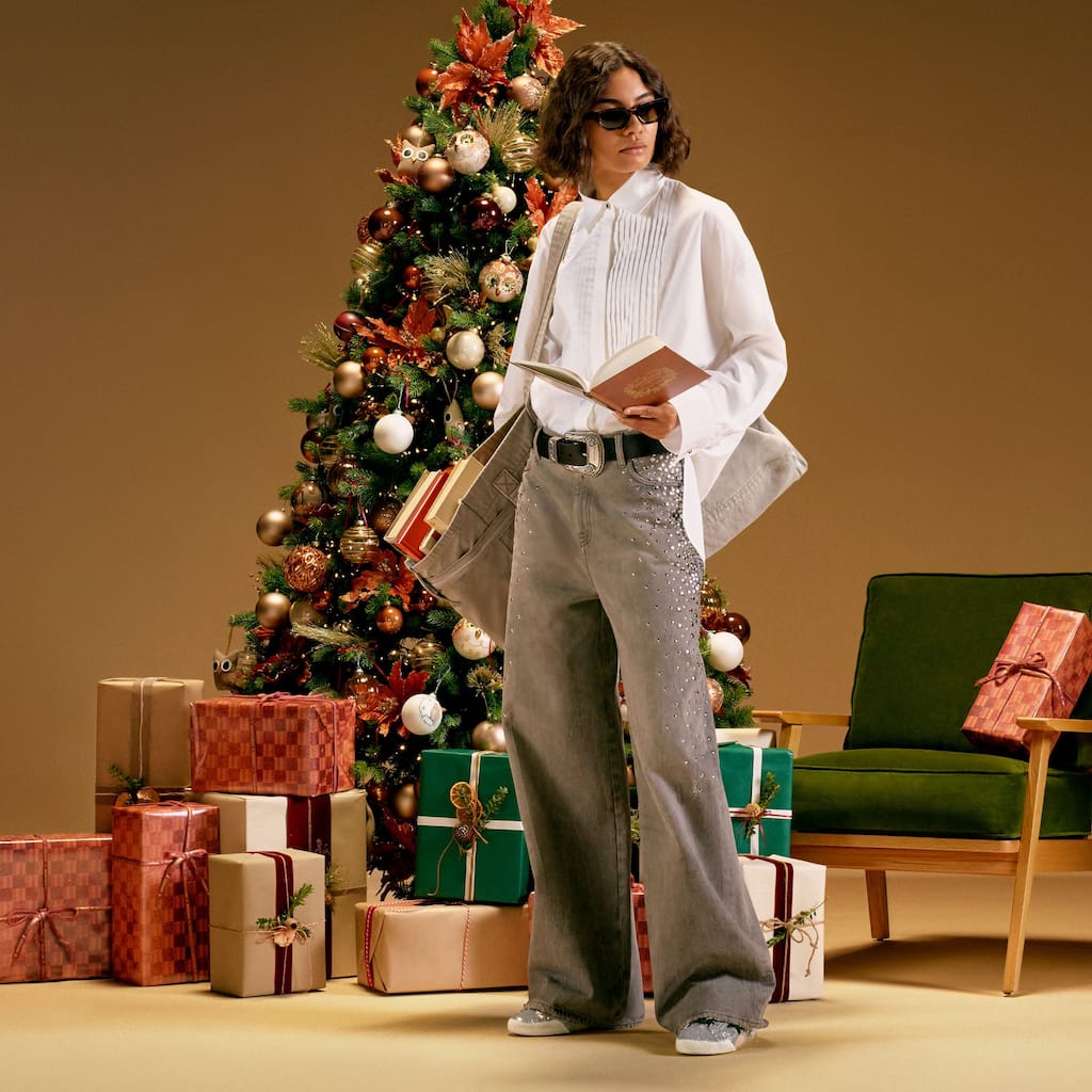 female-models-with-a-christmas-tree