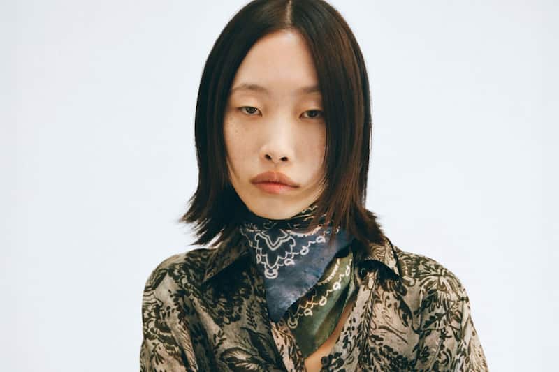 female-model-wearing-green-and-blue-foulard