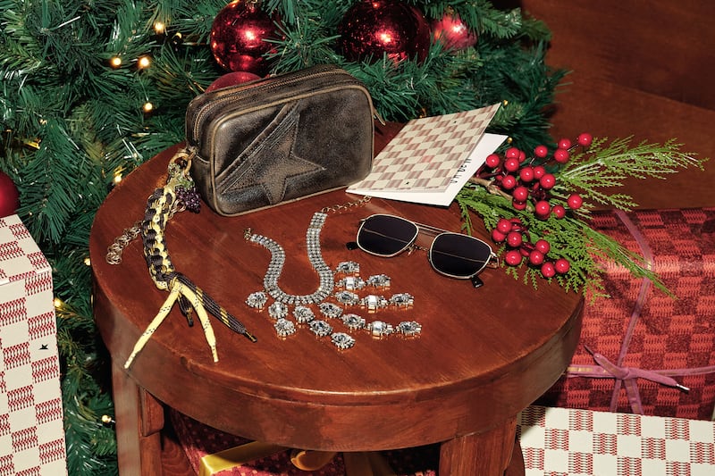 women-accessories-groupage-on-a-table