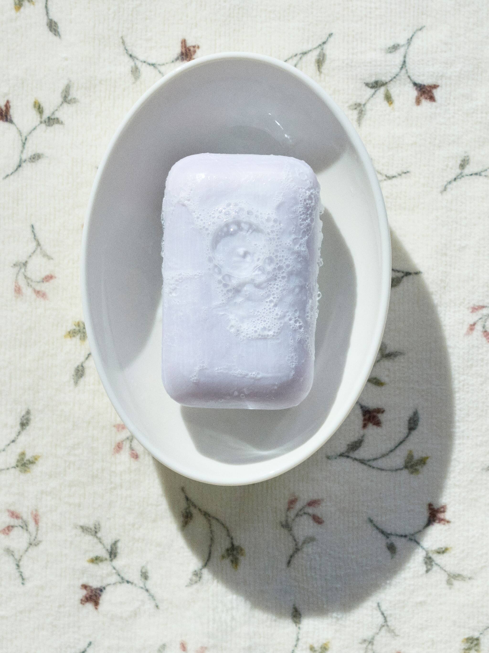 red-apple-in-the-middle-of-white-bed-sheets