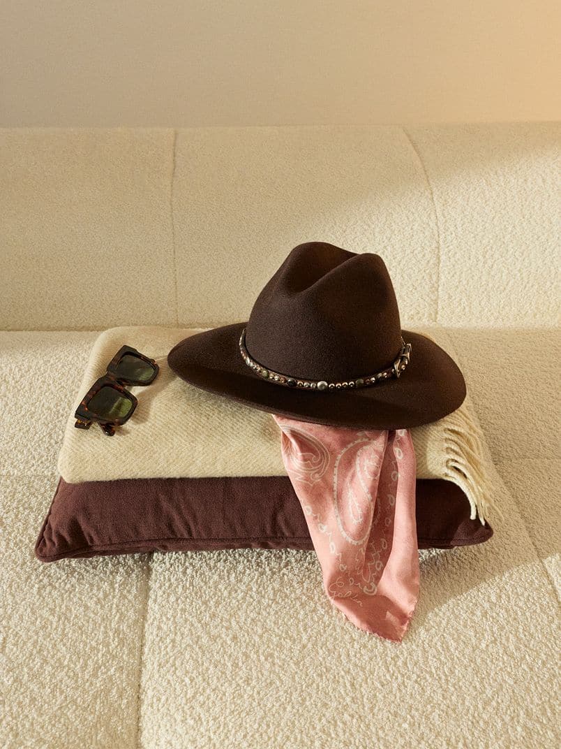 accessories-groupage-on-a-blanket-and-a-cushion