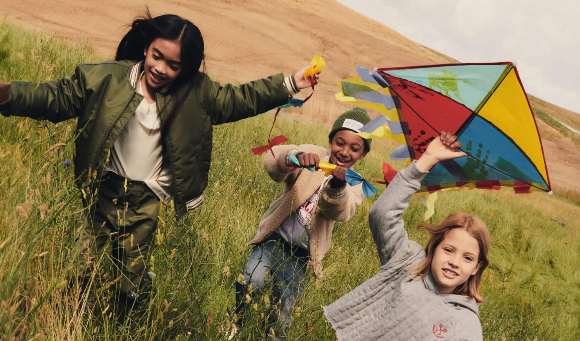 Girls coats, jackets, t-shirts and sweaters | Golden Goose