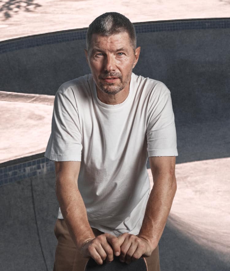 rune-glifberg-front-picture-with-skateboard-and-skatepark-in-background