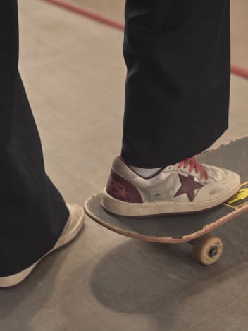 back-view-of-white-and-pink-zhang-xin-ball-star-pro-sneakers-on-skateboard