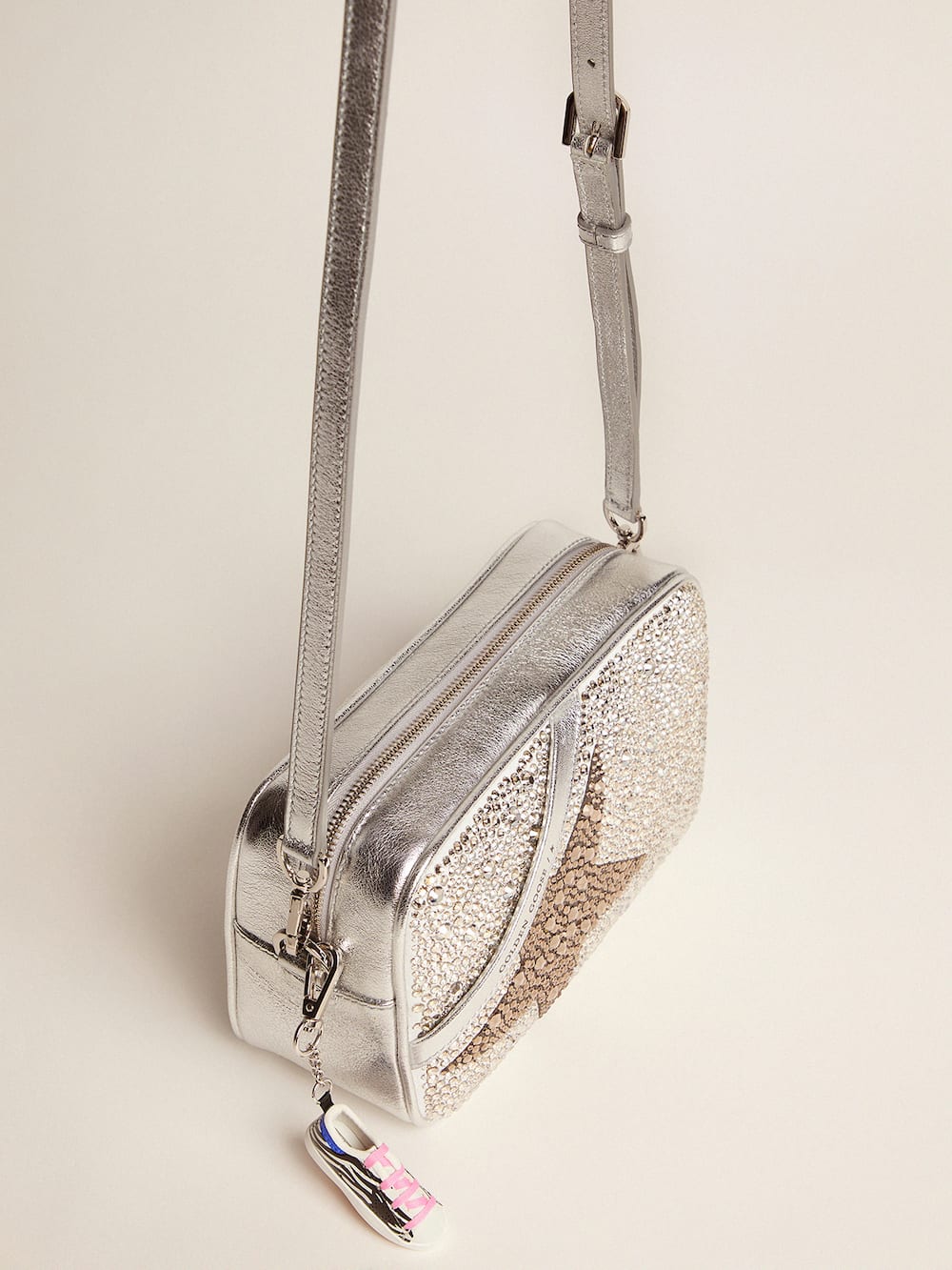 Golden Goose - Tasche Star Bag aus beschichtetem Leder mit Swarovski-Kristallen in 