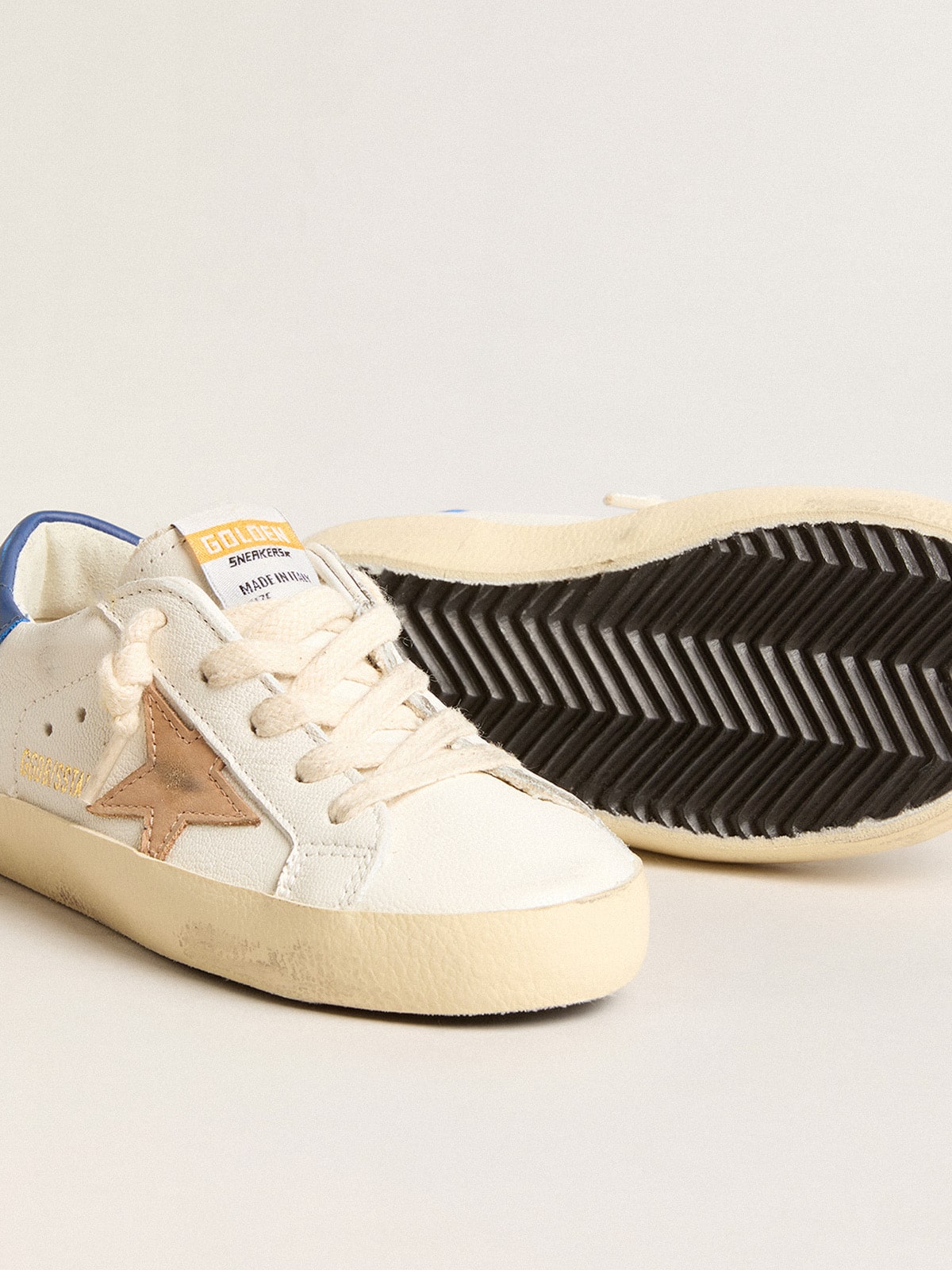 Golden Goose - Super-Star Junior en nappa avec étoile beige et contrefort bleu in 