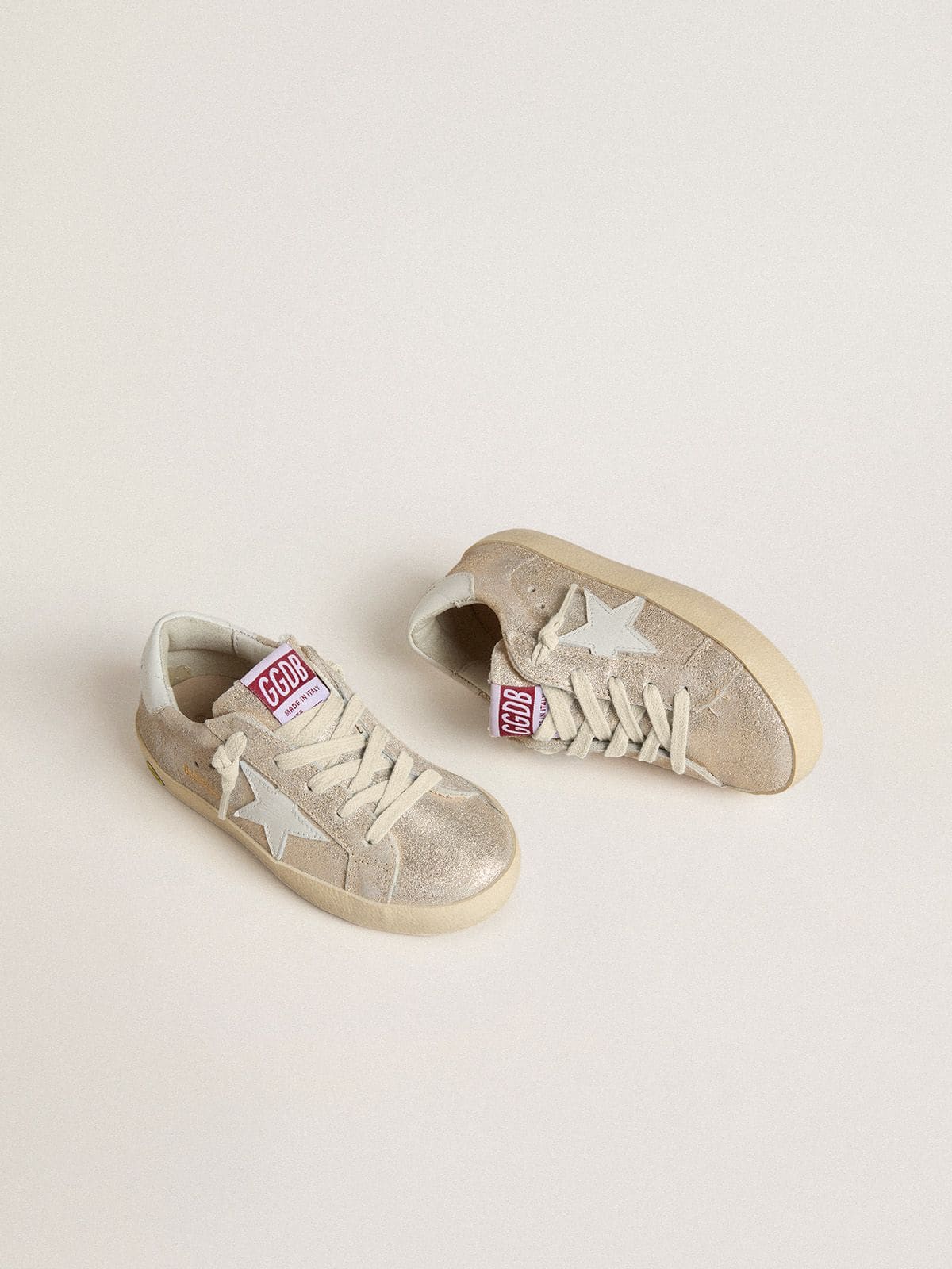Golden Goose - Super-Star Junior de ante con efecto laminado color arena y estrella de piel blanca in 