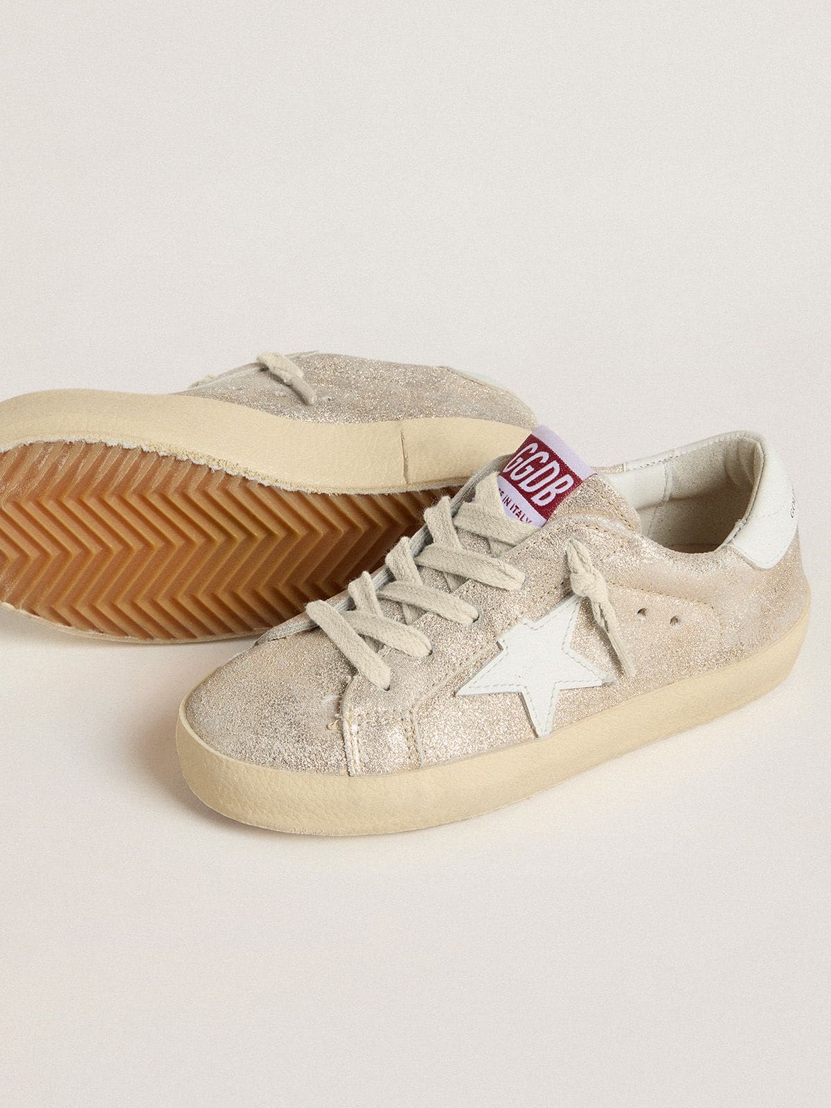 Golden Goose - Super-Star Junior de ante con efecto laminado color arena y estrella de piel blanca in 