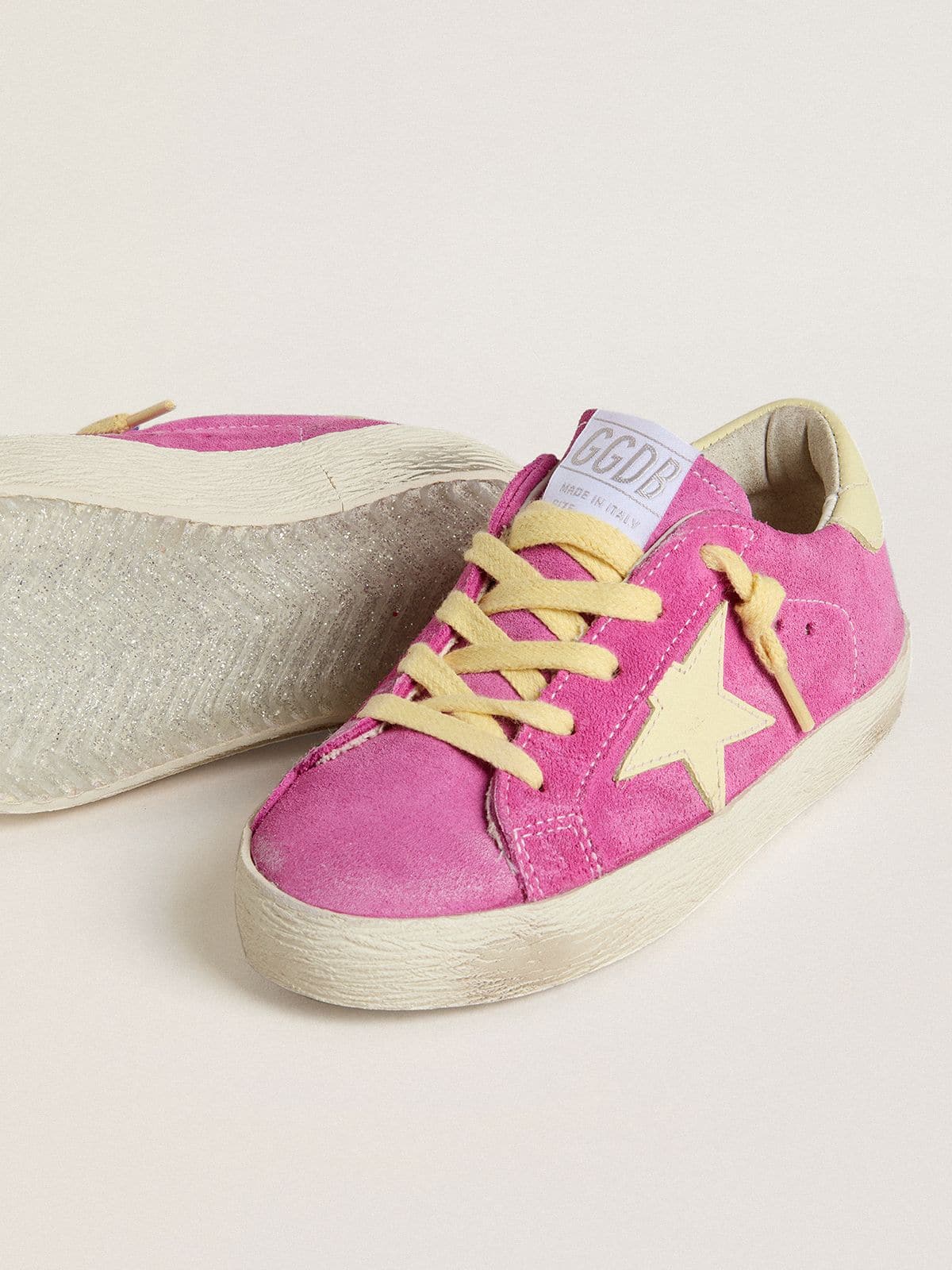 Golden Goose - Super-Star Junior aus rosa Rauleder mit Stern und Ferse in Hellgelb  in 