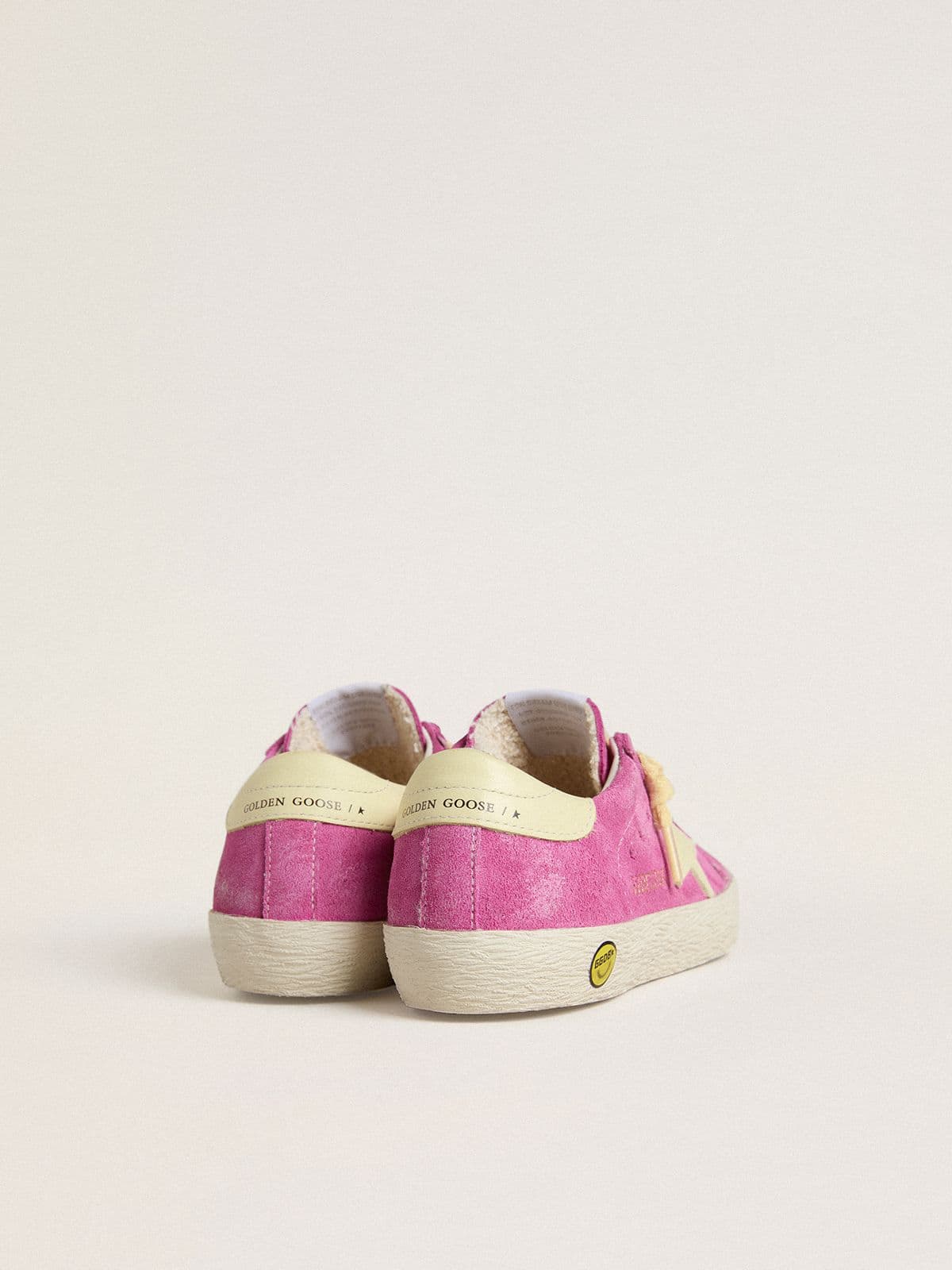 Golden Goose - Super-Star Junior aus rosa Rauleder mit Stern und Ferse in Hellgelb  in 