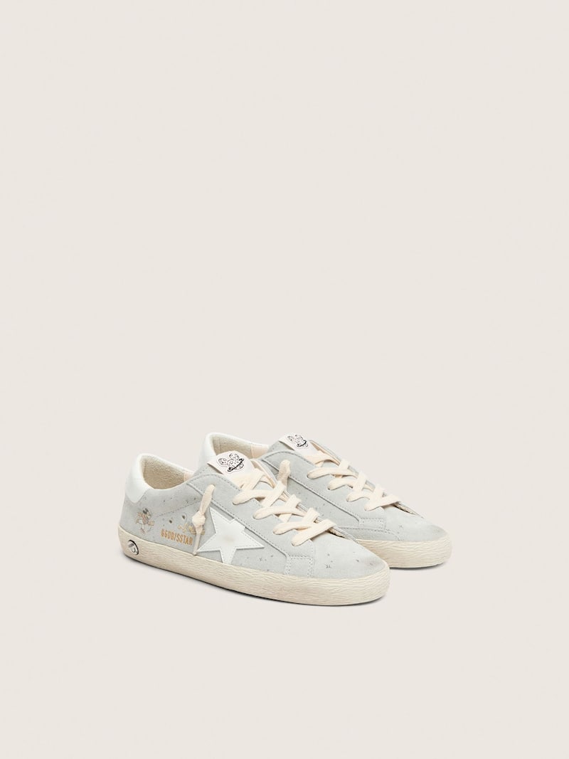 Golden Goose - Disney | Golden Goose Super-Star f&uuml;r Kinder aus eisgrauem Rauleder mit wei&szlig;em Stern und Zeichnungen in 