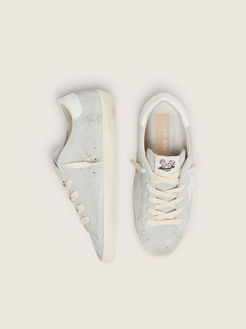Golden Goose - Disney | Golden Goose Super-Star f&uuml;r Kinder aus eisgrauem Rauleder mit wei&szlig;em Stern und Zeichnungen in 