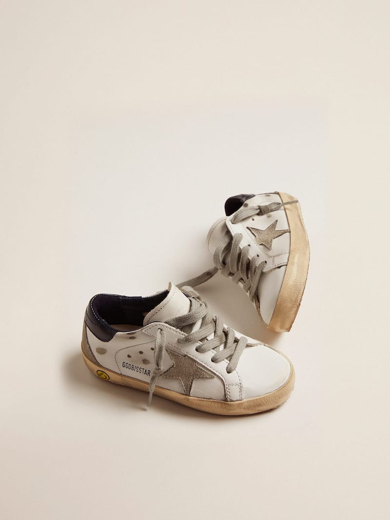 Golden Goose - Super-Star Junior avec &eacute;toile en daim gris et contrefort bleu in 