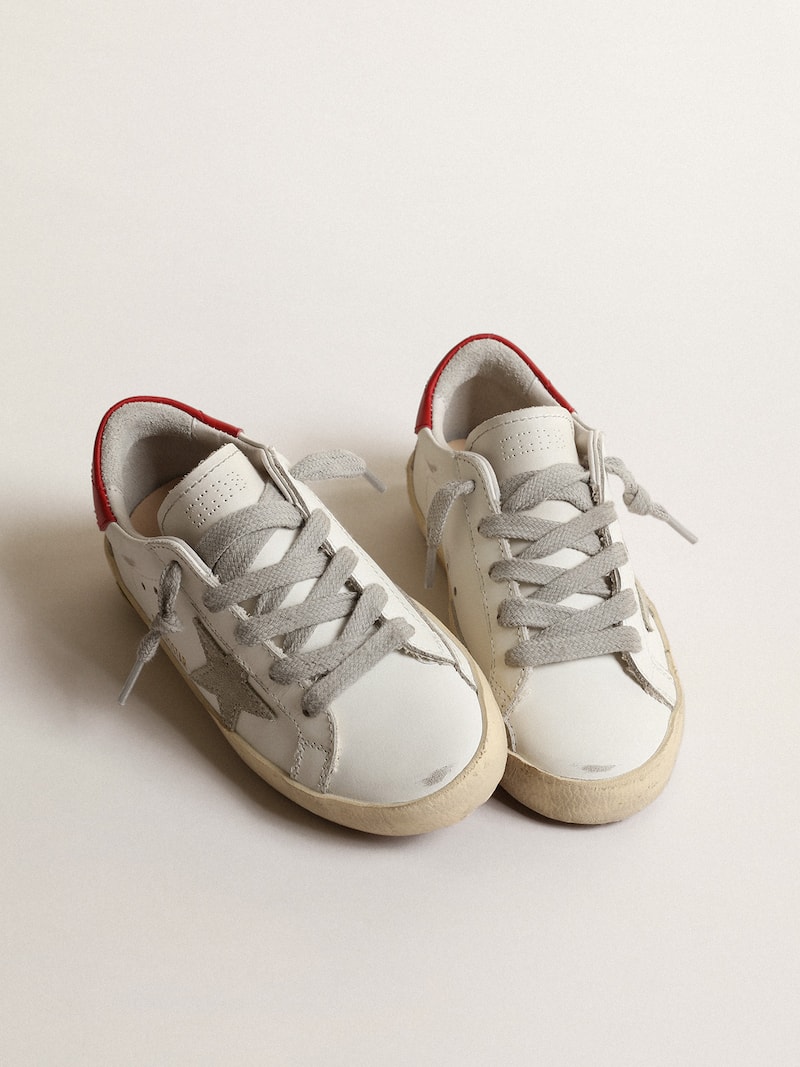 Golden Goose - Super-Star Junior avec &eacute;toile en daim et contrefort en cuir rouge in 