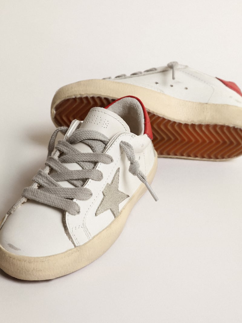 Golden Goose - Super-Star Junior avec &eacute;toile en daim et contrefort en cuir rouge in 