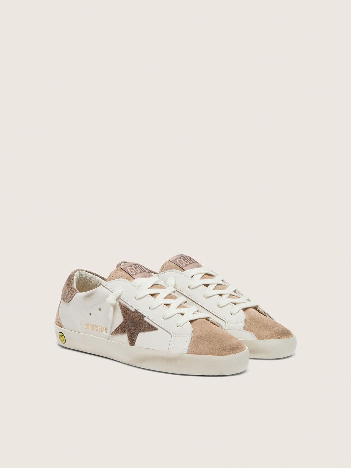 Super-Star junior in pelle bianca con stella in suede grigio scuro e inserti in suede beige