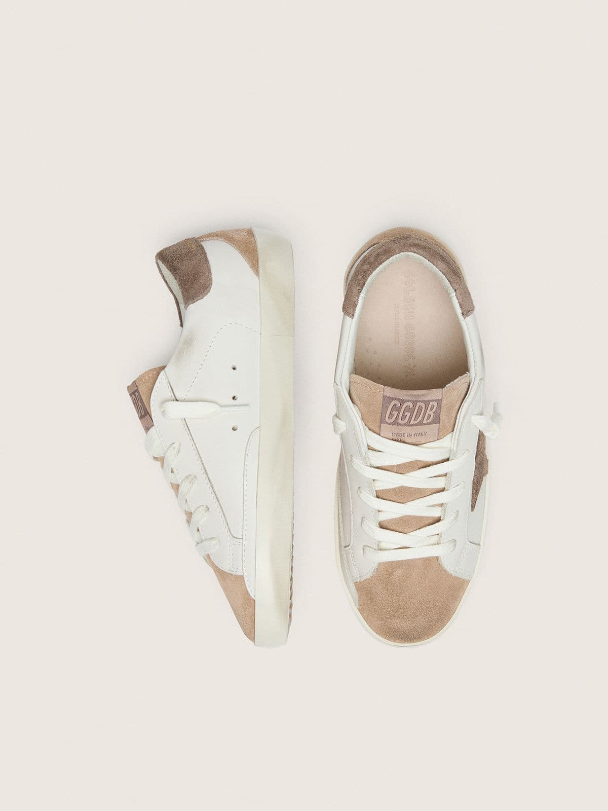 Super-Star junior in pelle bianca con stella in suede grigio scuro e inserti in suede beige