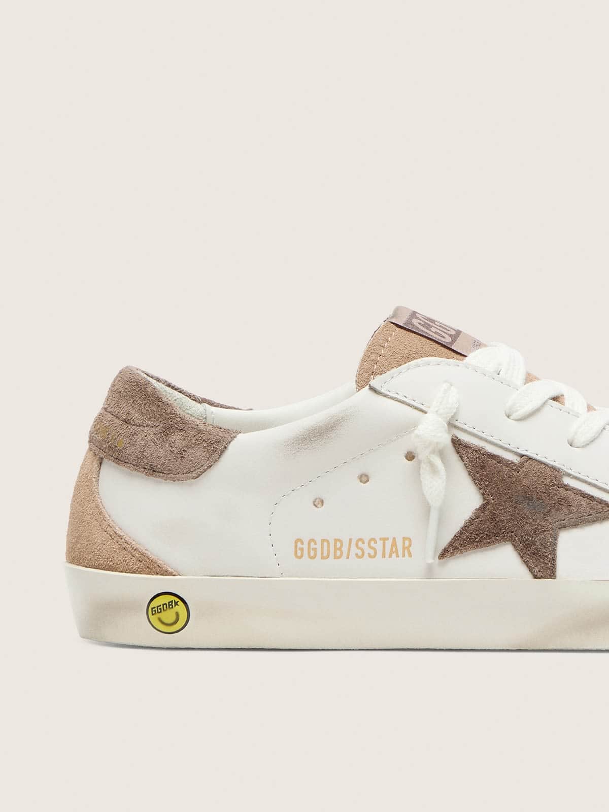 Golden Goose - Super-Star junior in pelle bianca con stella in suede grigio scuro e inserti in suede beige in 
