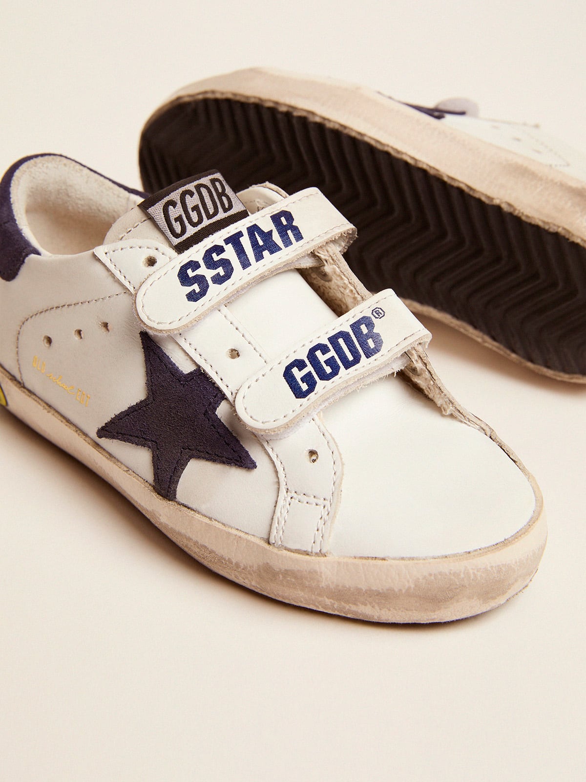 Golden Goose - Old School Junior de couro branco com estrela e talão de suede azul in 