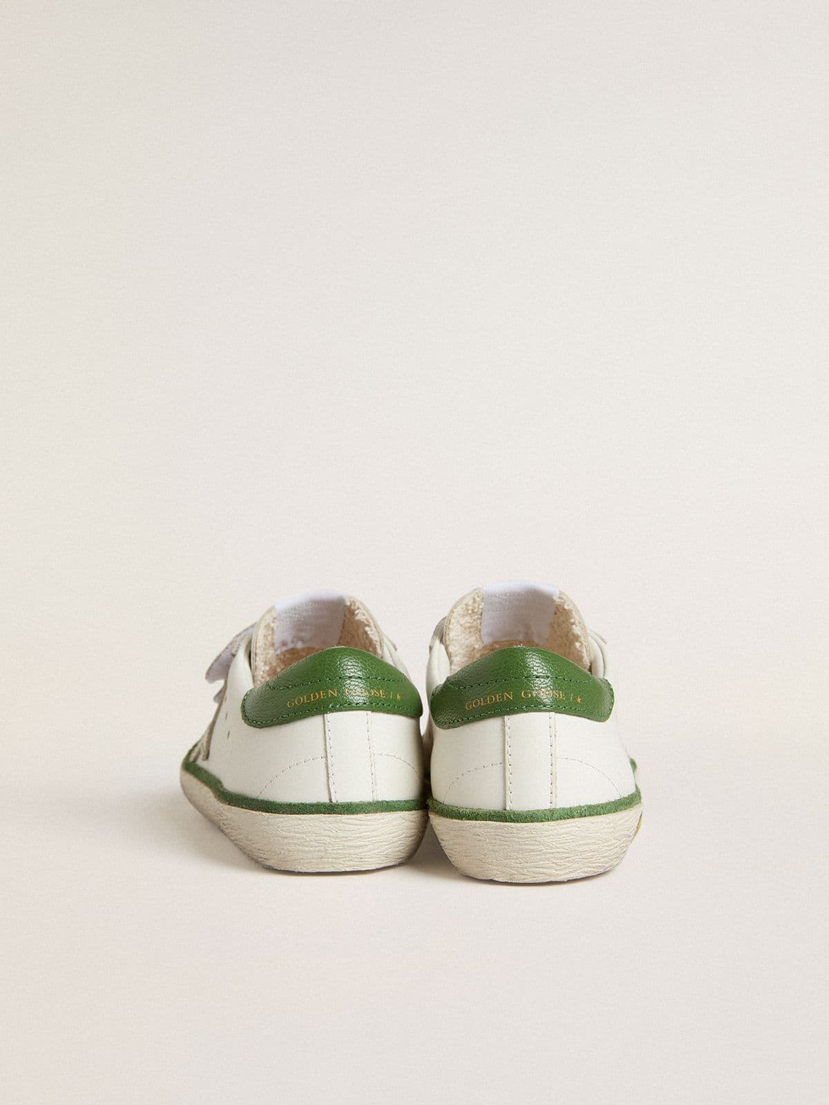 Golden Goose - Old School Junior aus weißem Leder mit Nappaferse und Einsatz in Grün in 