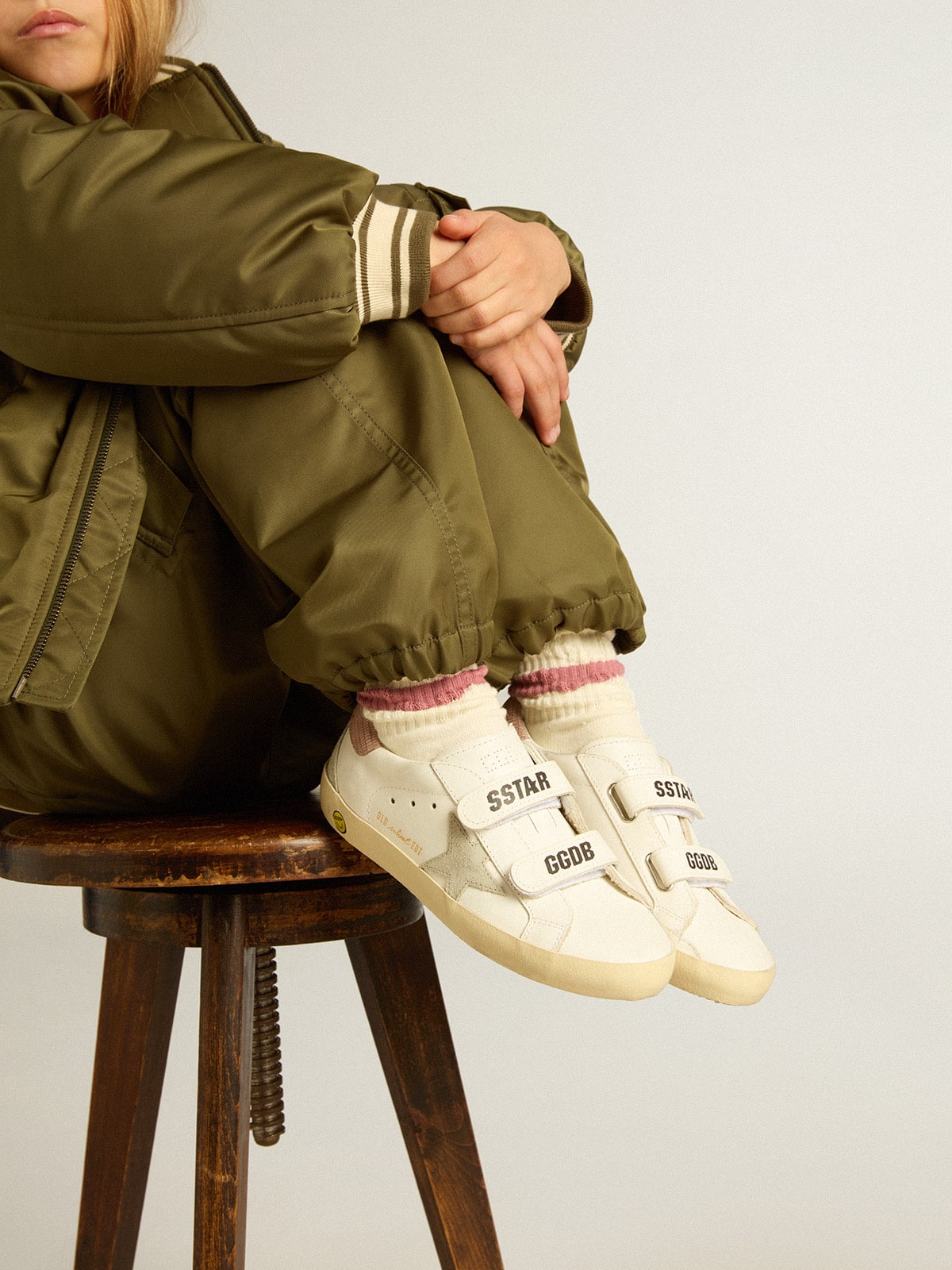 Golden Goose - Old School Junior in pelle con stella in suede grigia e talloncino rosa antico in 